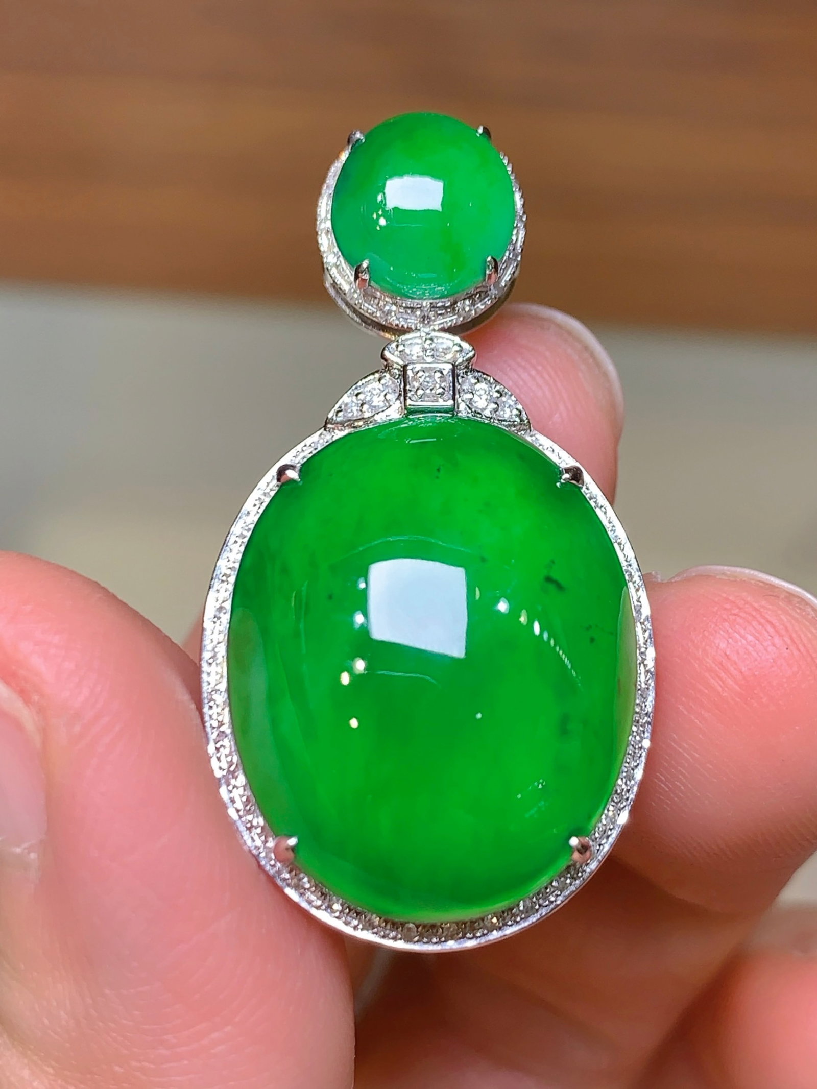 An Exquisite 18k Gold Diamond Inlaid Jadeite Pendant: An Exquisite 18k Gold Diamond Inlaid Jadeite Pendant,Size(Loose Stone):0.8inx0.7inx0.3in 18k金钻镶嵌翡翠吊坠
