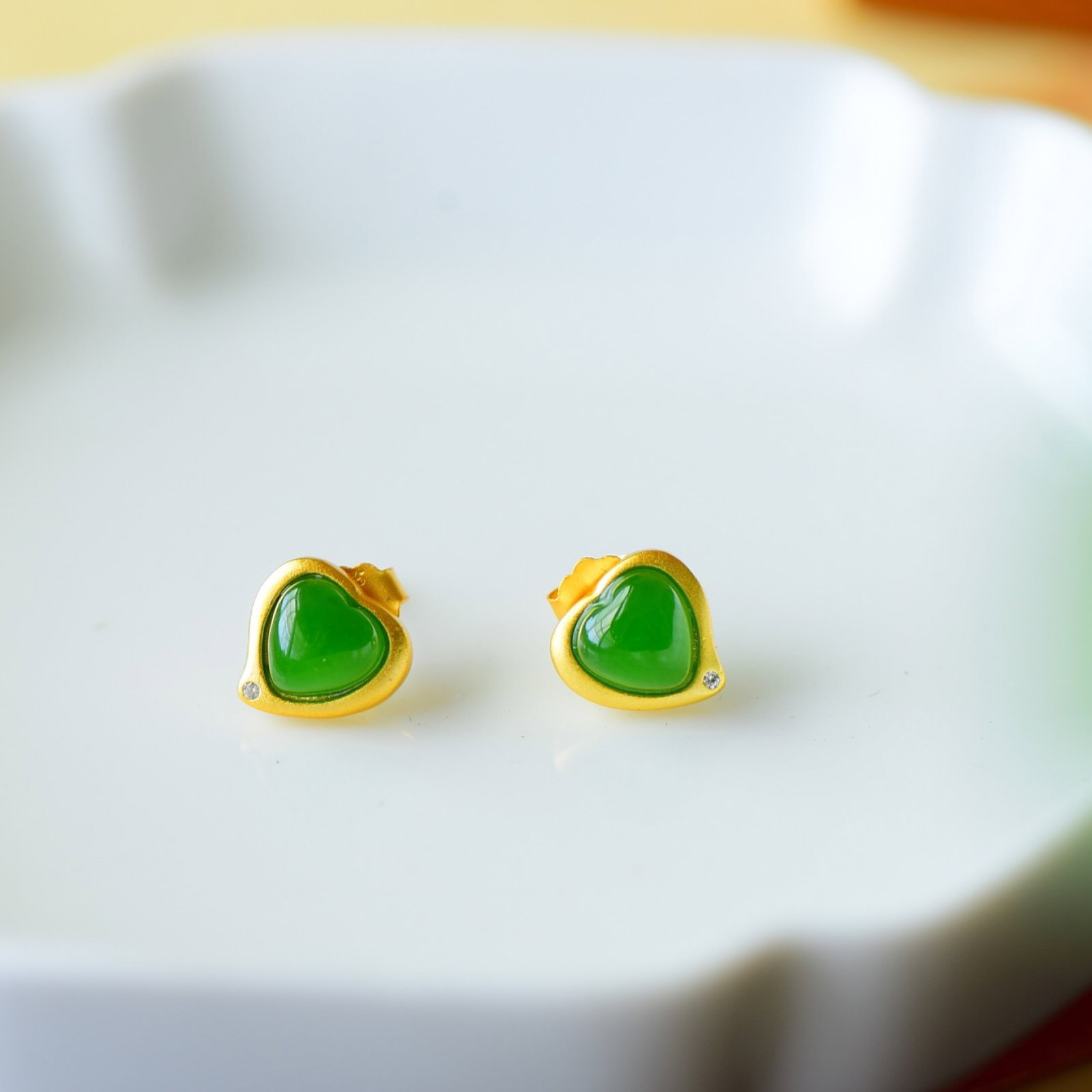 A Pair of Exquisite Sterling Silver-Gold Plated Inlaid Jasper Earrings: A Pair of Exquisite Sterling Silver-Gold Plated Inlaid Jasper Earrings,Size:0.4inx0.4in 一对纯银镀金镶碧玉耳钉