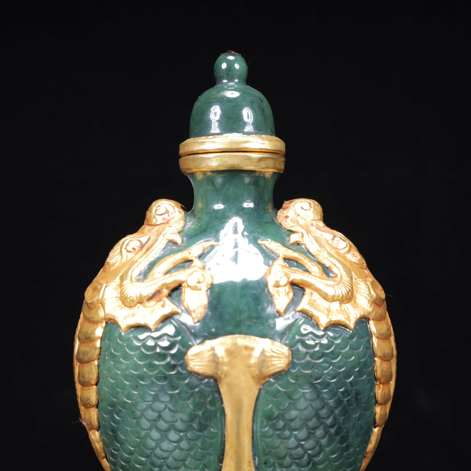 An Exquisite Jasper Cover with Gold Fish Pattern Beast-Ears Bottle - 11