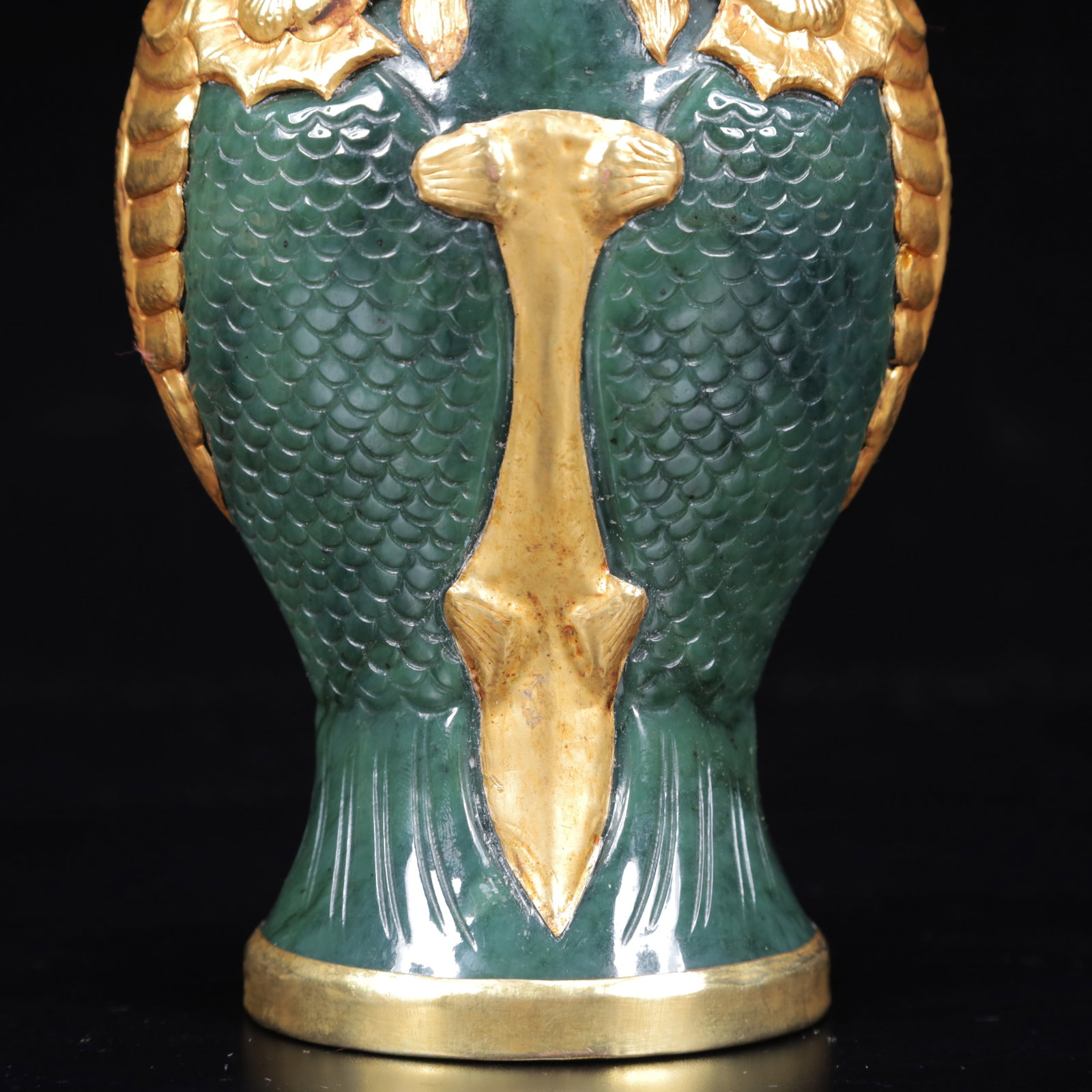 An Exquisite Jasper Cover with Gold Fish Pattern Beast-Ears Bottle - 12