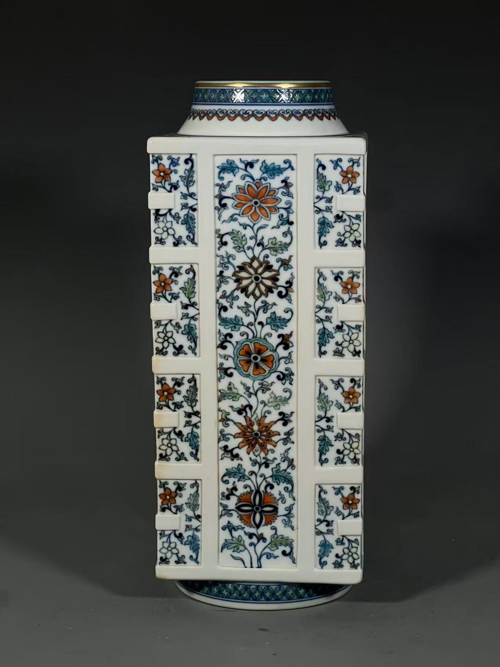 An Exquisite Doucai Painted Gold Flower Pattern Vase - 2