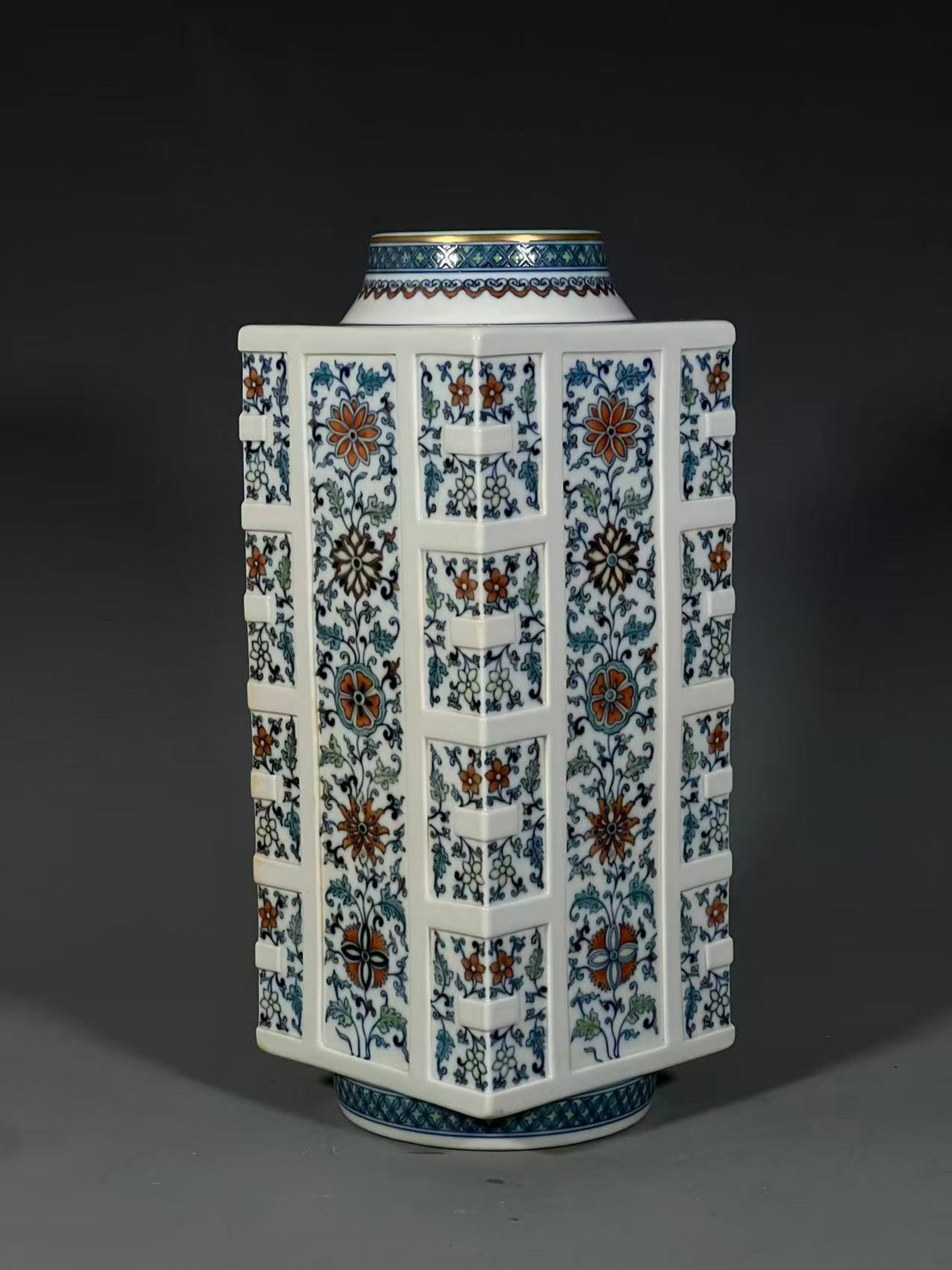An Exquisite Doucai Painted Gold Flower Pattern Vase - 7