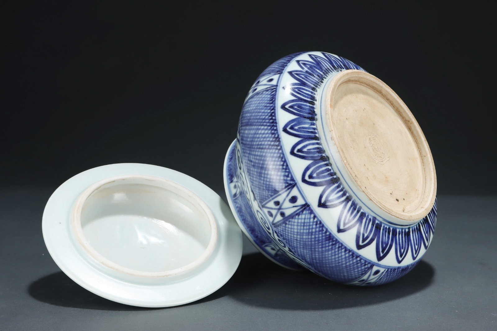 An Exquisite Blue and White Scroll Grass Pattern Cover Jar - 7