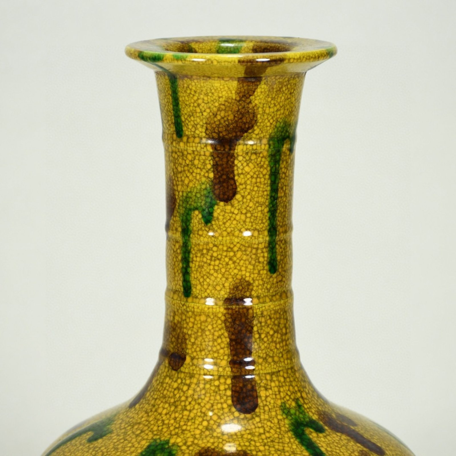 An Exquisite Biscuit Vase - 2