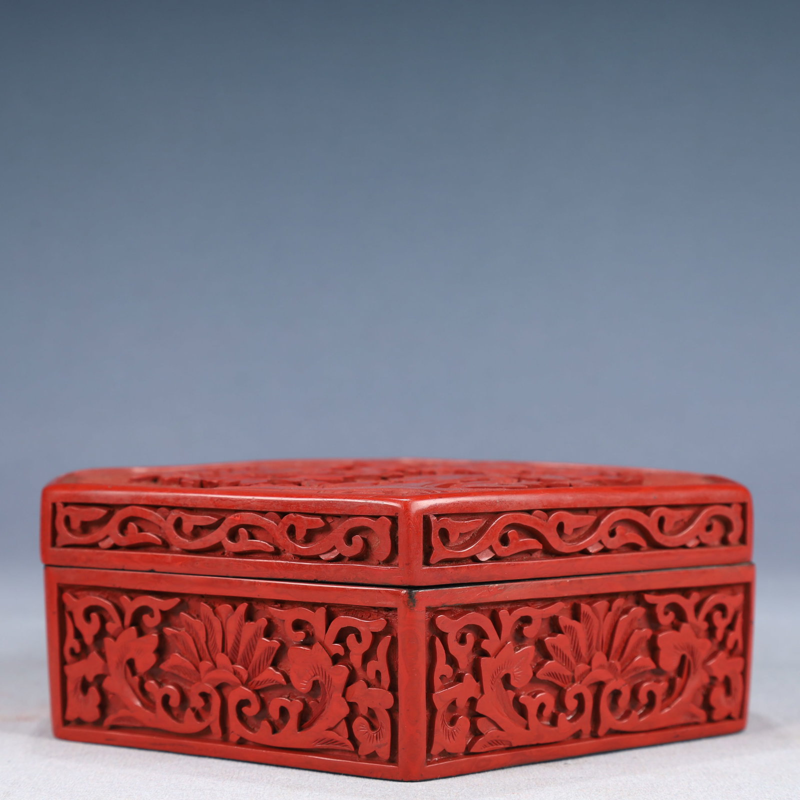 An Exquisite Carved Red Lacquer Flower Pattern Cover Box - 2