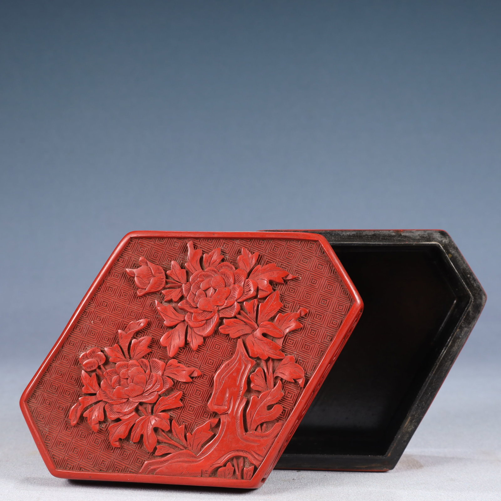 An Exquisite Carved Red Lacquer Flower Pattern Cover Box - 7