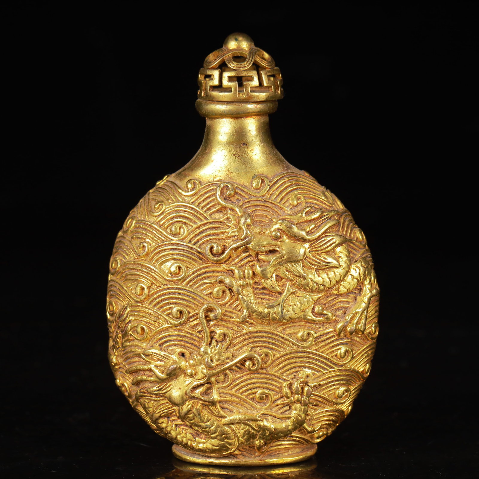 An Exquisite Gilt Bronze Dragon Pattern Vase: An Exquisite Gilt Bronze Dragon Pattern Vase,Qing Dynasty,China,Xuantong Four-Character Mark,Size:2.4inx1.2inx3.7in,Weight:168g 铜鎏金龙纹瓶,中国清