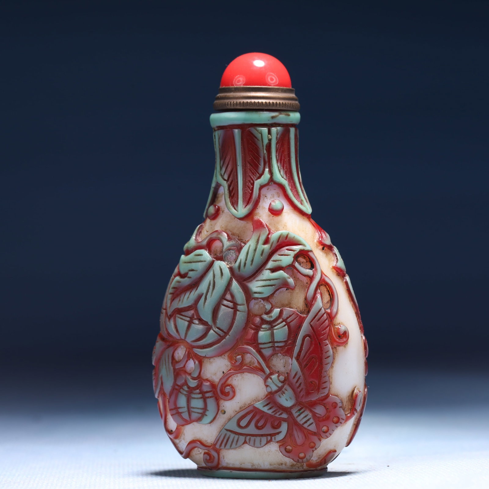 An Exquisite Glass Squirrel and Grapes Pattern Snuff Bottle - 2