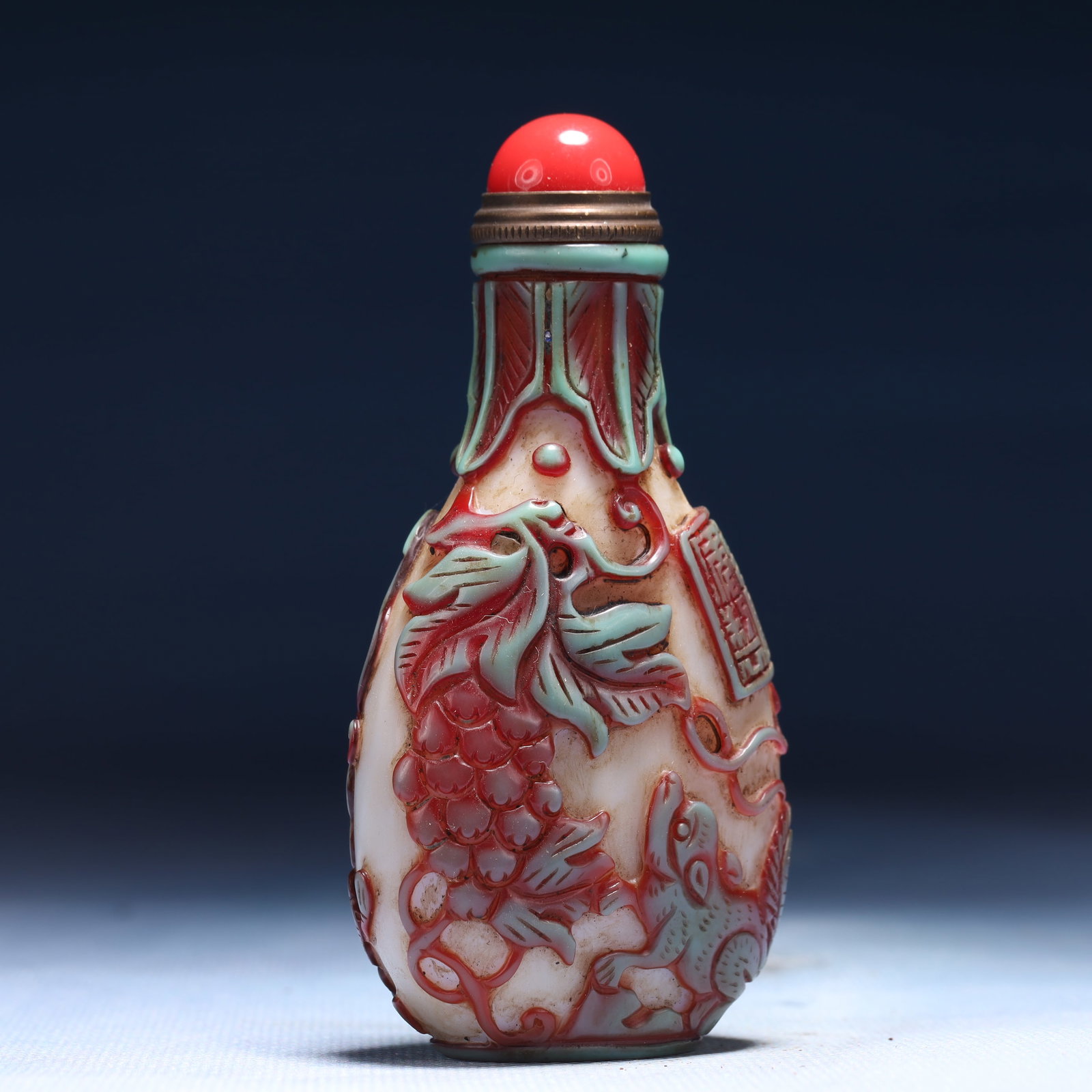 An Exquisite Glass Squirrel and Grapes Pattern Snuff Bottle - 3