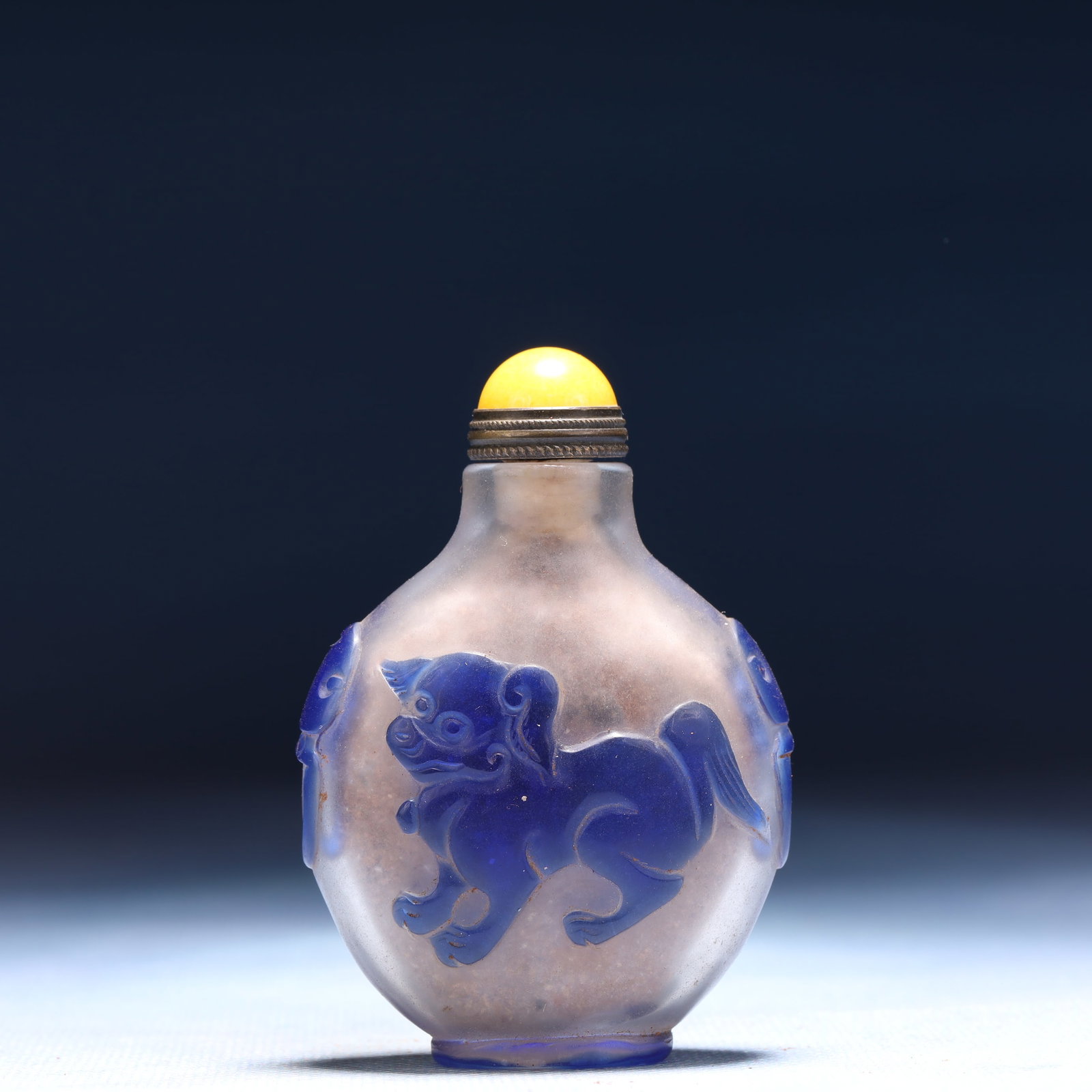 An Exquisite Glass Dog Pattern Snuff Bottle (1 of 7)