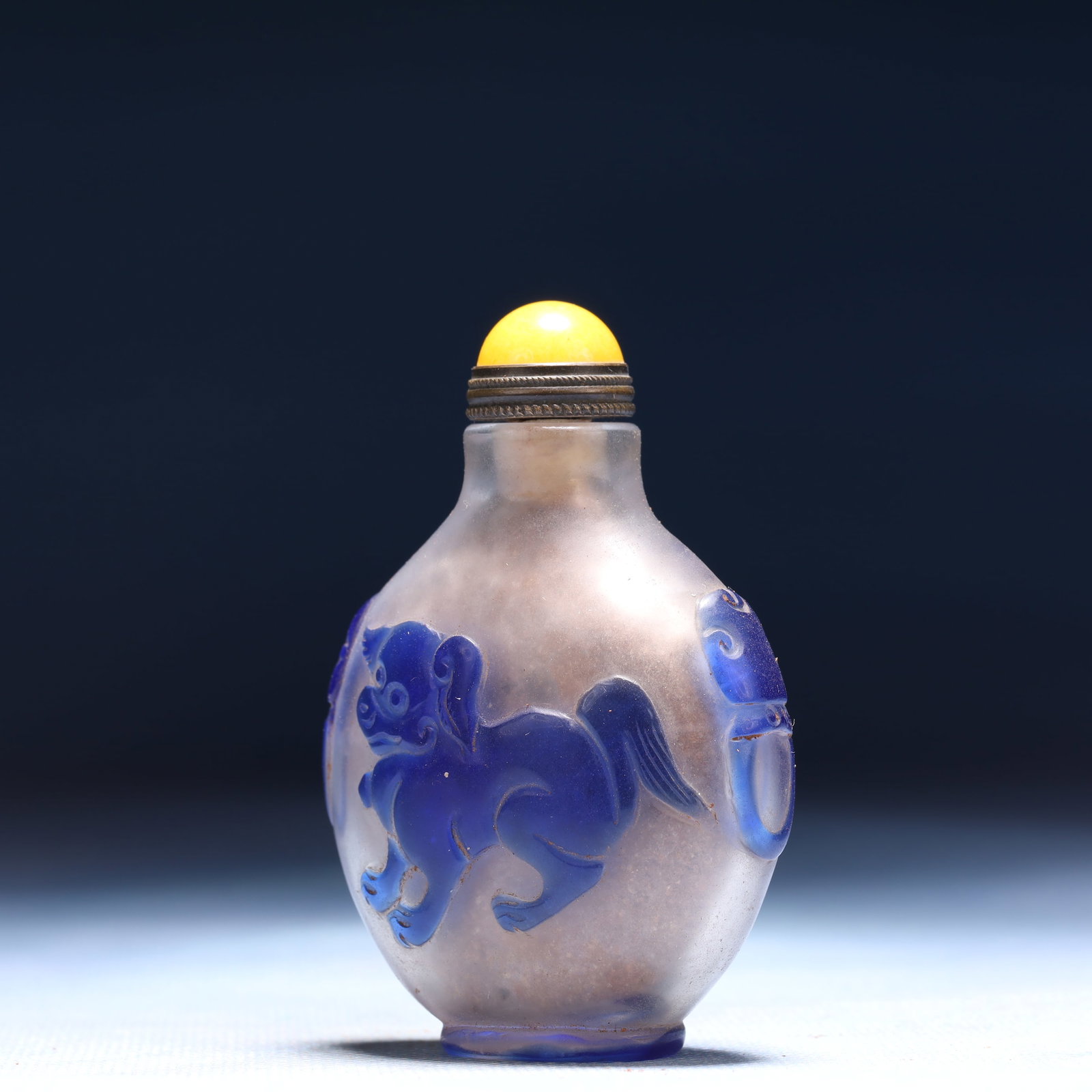 An Exquisite Glass Dog Pattern Snuff Bottle - 2