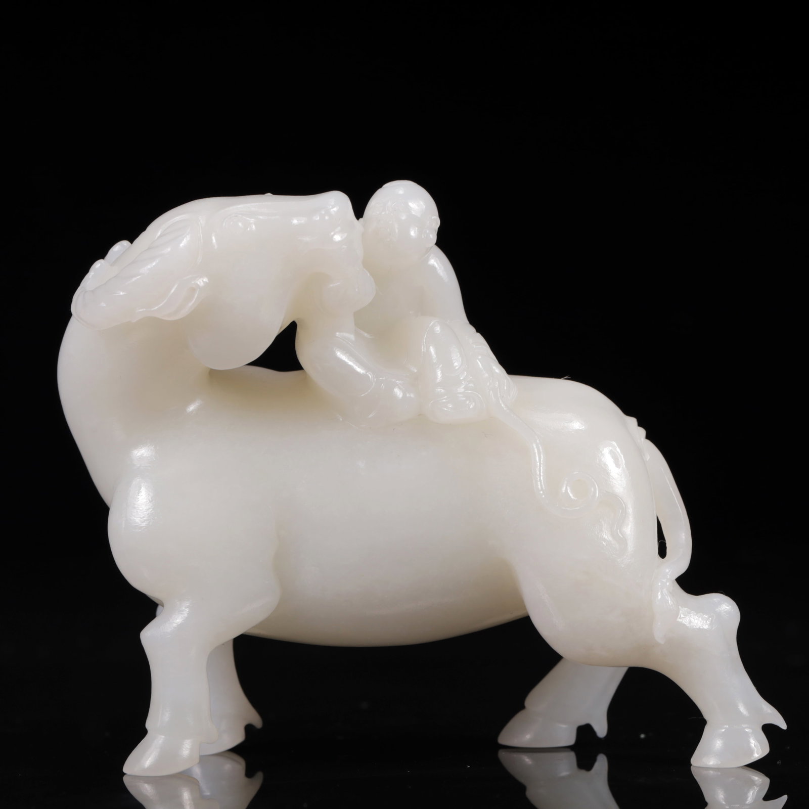 An Exquisite White Jade Buffalo Ornament: An Exquisite White Jade Buffalo Ornament,Qing Dynasty, China,Size:4.7inx2inx3.5in,Weight:465g 白玉牛摆件,中国清代