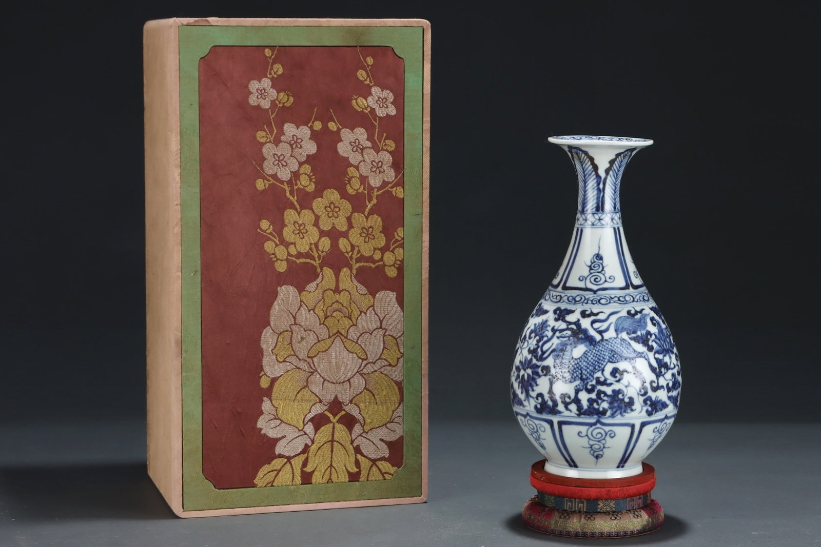 An Exquisite Blue and White Lotus and Kylin Phoenix Pattern Vase: An Exquisite Blue and White Lotus and Kylin Phoenix Pattern Vase,Yuan Dynasty,China,Size:10.5inx5.3in 青花缠枝莲麒麟凤纹瓶,中国&