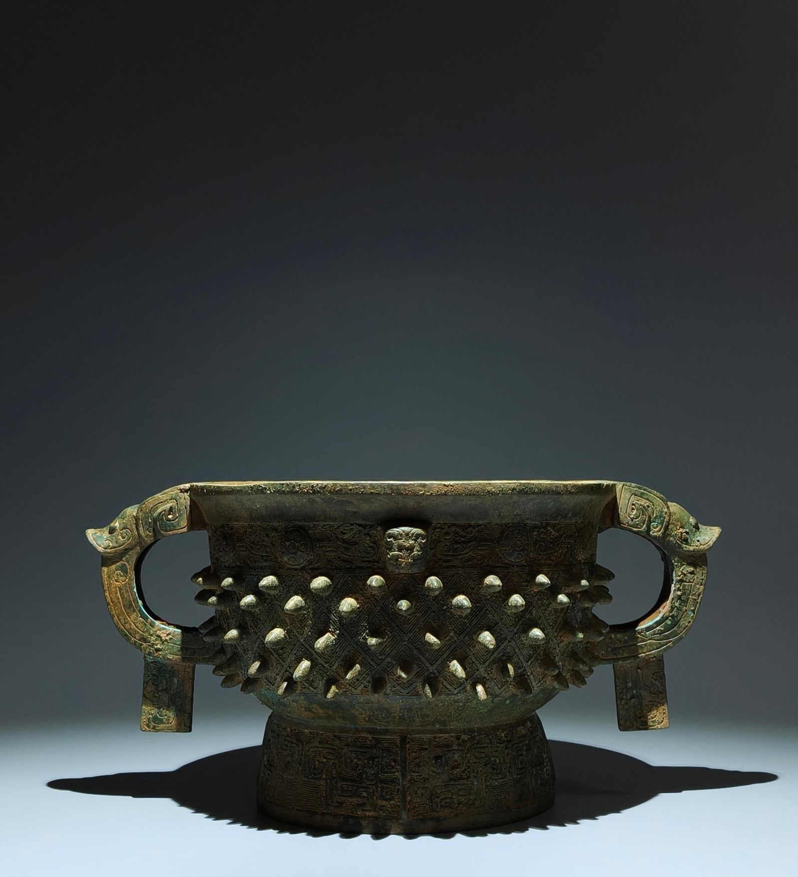 An Archaic Bronze Bird Pattern Beast-Ears Food Vessel,With Inscription (1 of 9)