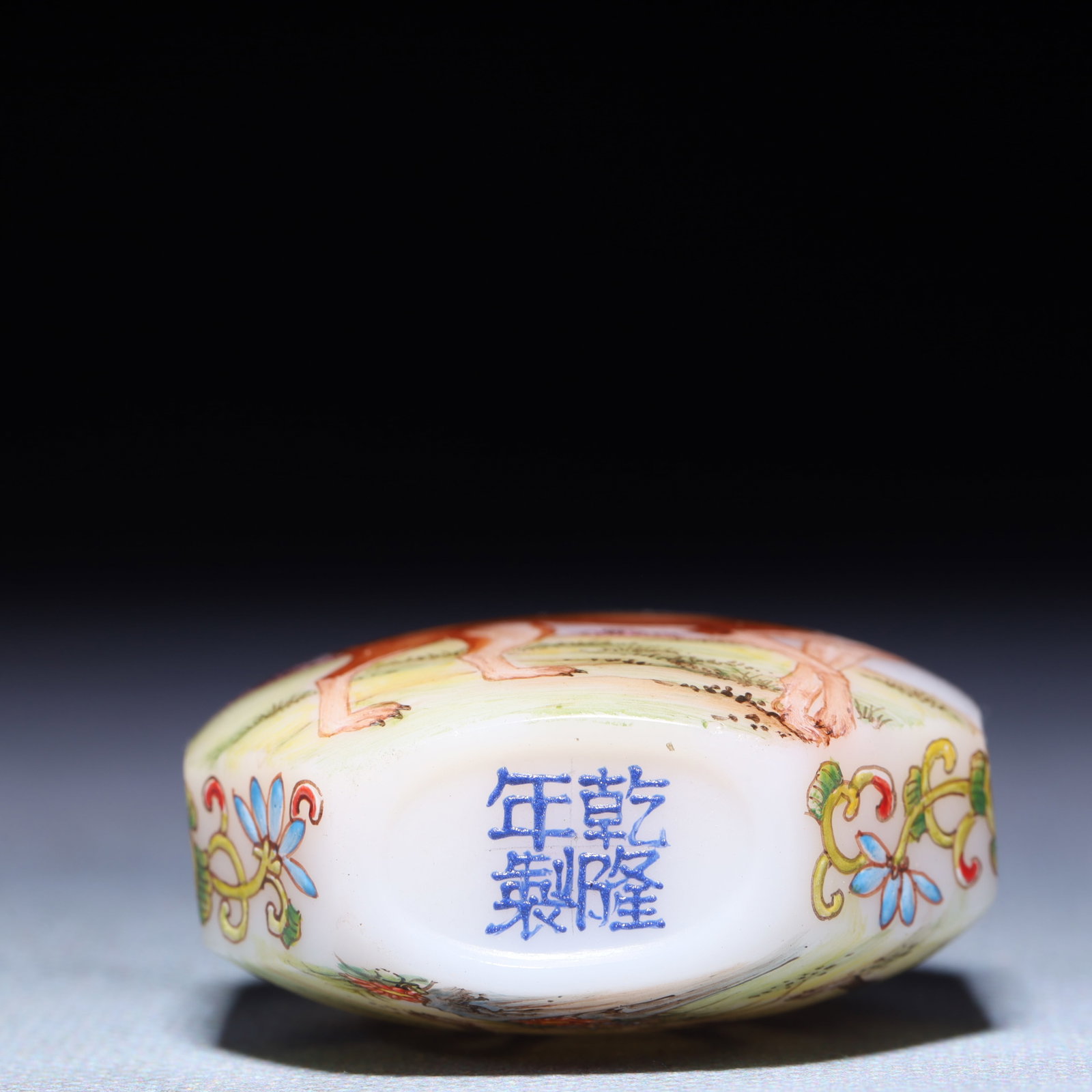 An Exquisite Glass Dog Pattern Snuff Bottle - 9