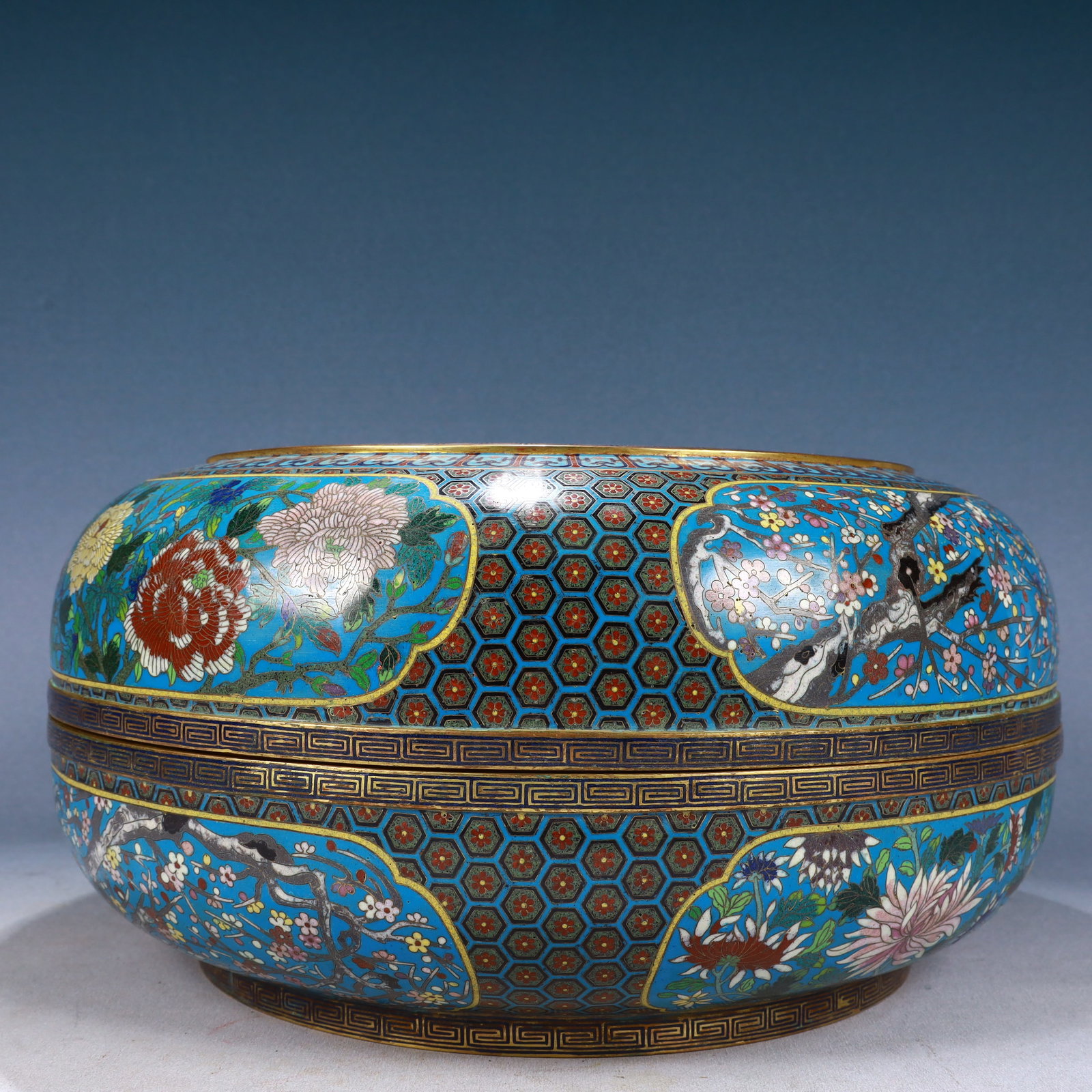A Rare Cloisonne Flower Pattern Cover Box - 3