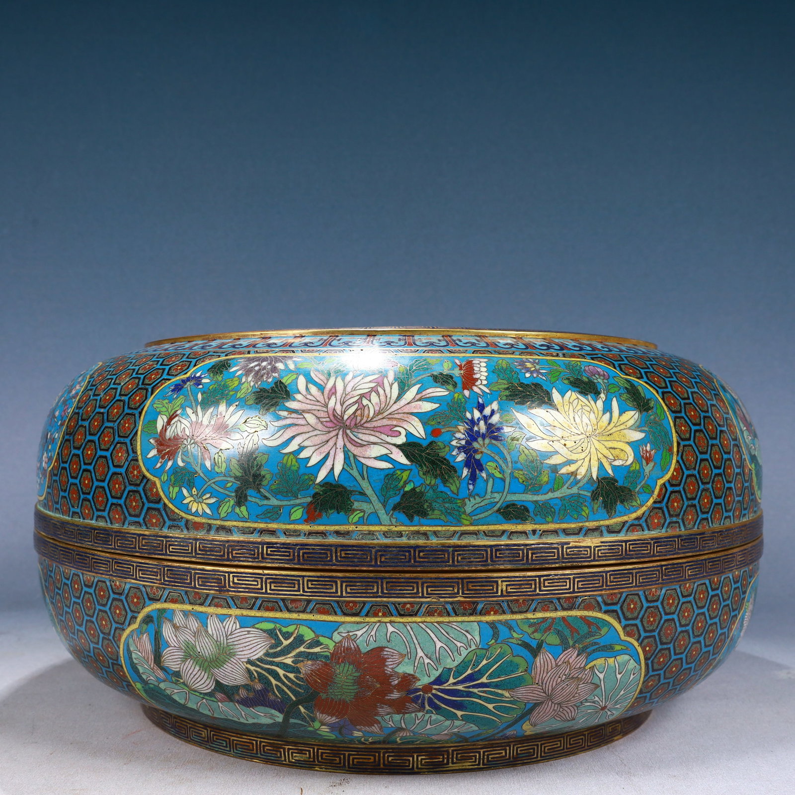A Rare Cloisonne Flower Pattern Cover Box - 6