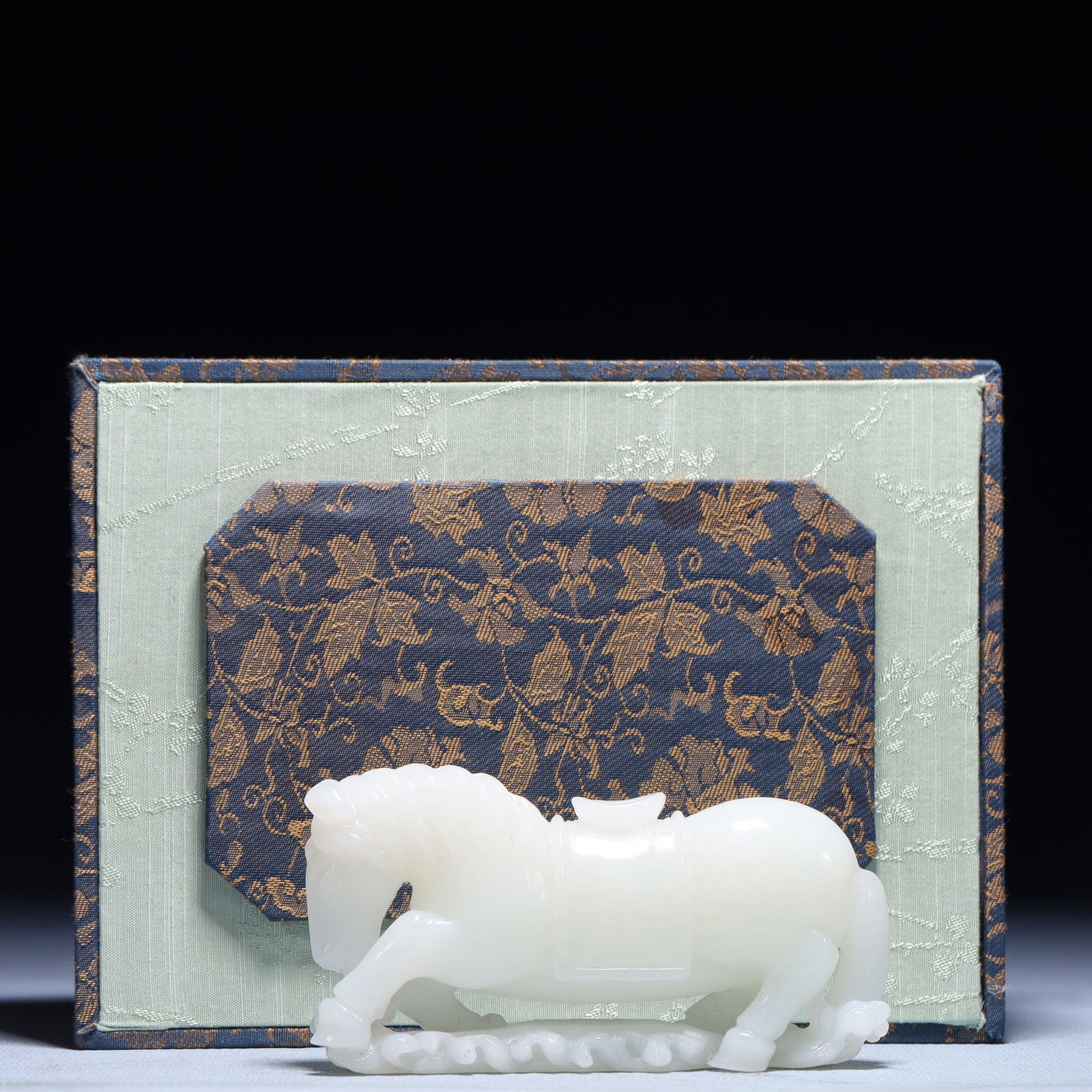 An Exquisite White Jade Horse Ornament: An Exquisite White Jade Horse Ornament,Qing Dynasty,China,Size:3.9inx0.8inx2in,Weight:162.8g 白玉骏马摆件,中国清代