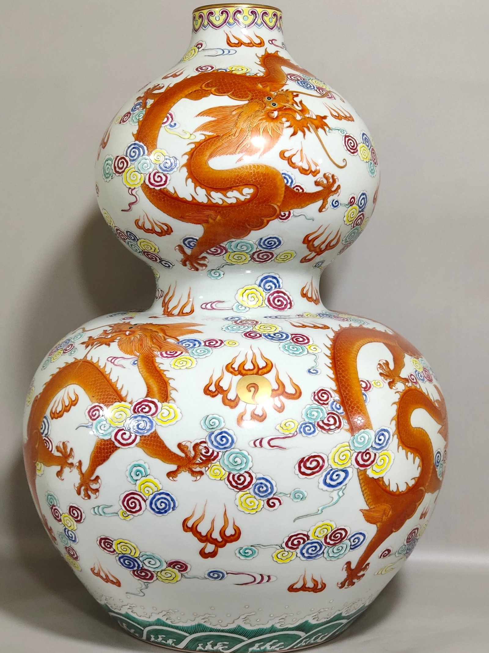 A Huge Famille-Rose Iron-Red Painted Gold Auspicious Cloud and Dragon Pattern Gourd Vase: A Huge Famille-Rose Iron-Red Painted Gold Auspicious Cloud and Dragon Pattern Gourd Vase,Qing Dynasty,China,Qianlong Six-character Mark,Size:20.5inx13in 粉彩矾红釉描