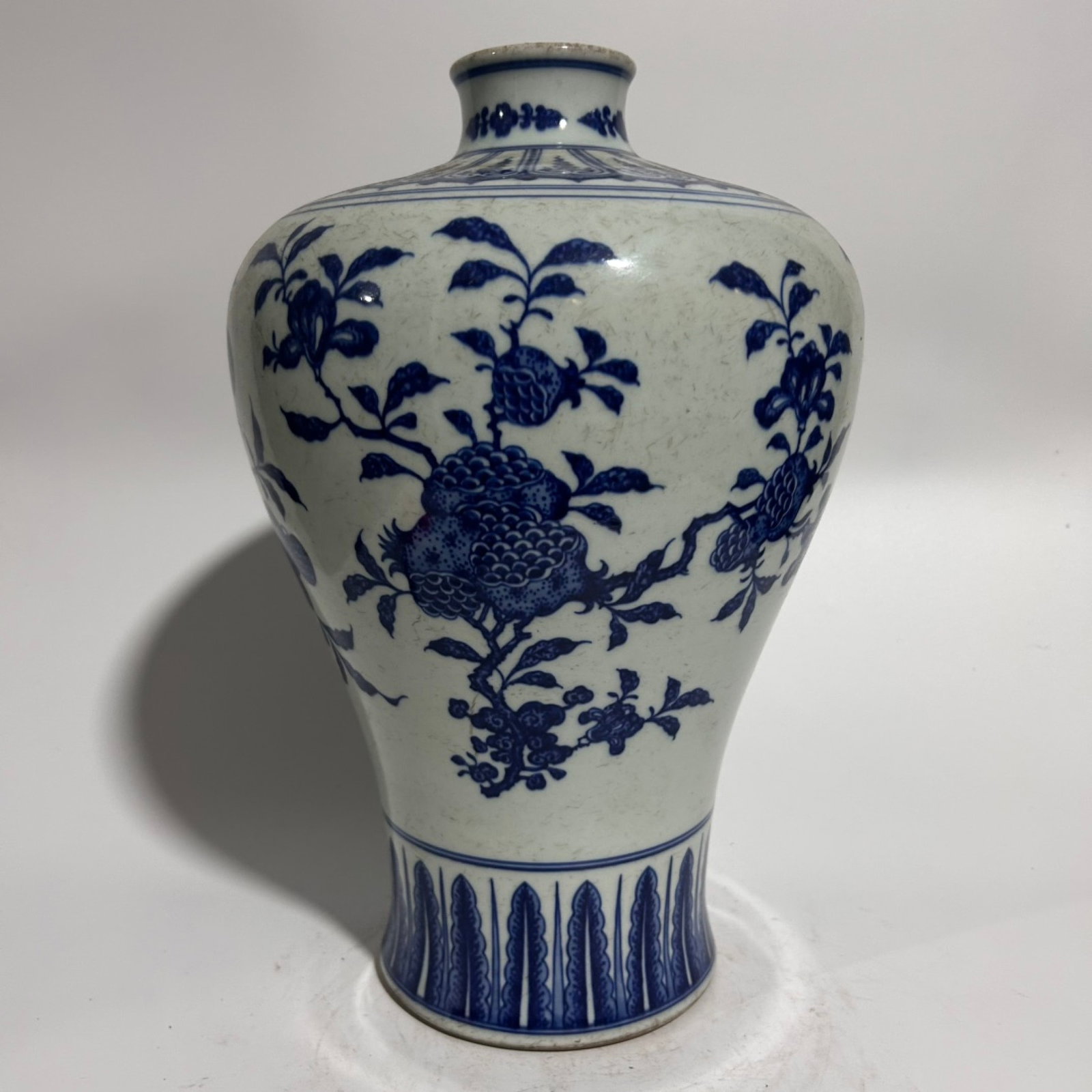A Rare Blue and White Fruit Pattern Vase - 3