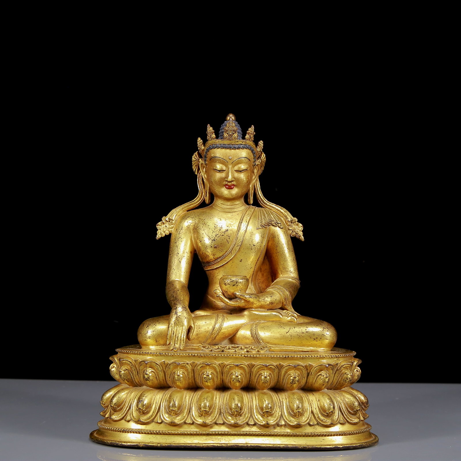 A Solemn Gilt Bronze Statue of Sakyamuni: A Solemn Gilt Bronze Statue of Sakyamuni,Ming Dynasty, China,Size:8.7inx6.7inx10.6in,Weight:3330g 铜鎏金释迦摩尼像，明代
