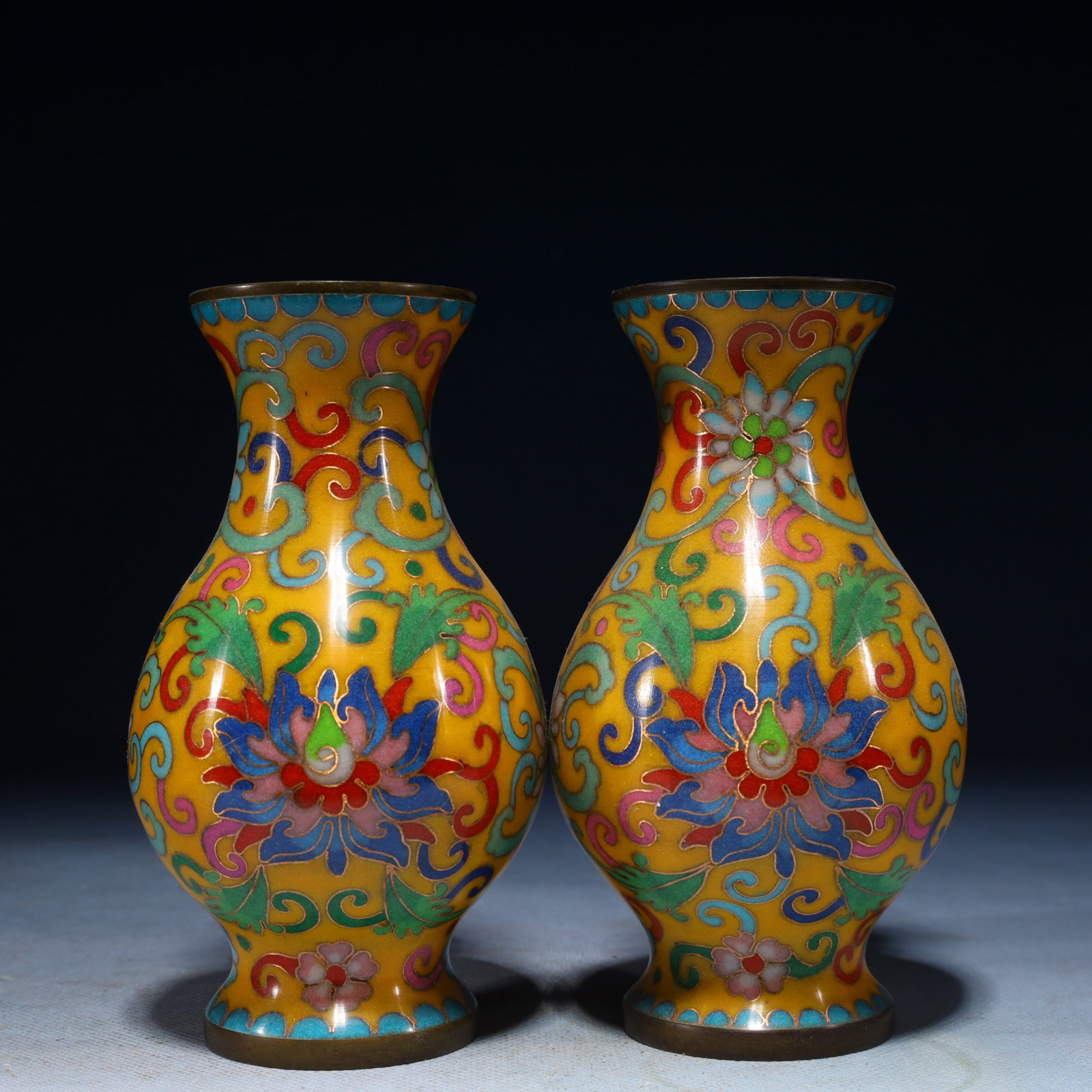A Pair of Exquisite Cloisonne Flower Pattern Vases: A Pair of Exquisite Cloisonne Flower Pattern Vases,Ming Dynasty,China,Xuande Four-character Mark,Size:5.9inx3.1inx3.1in,Weight:900g 一对景泰蓝花卉纹