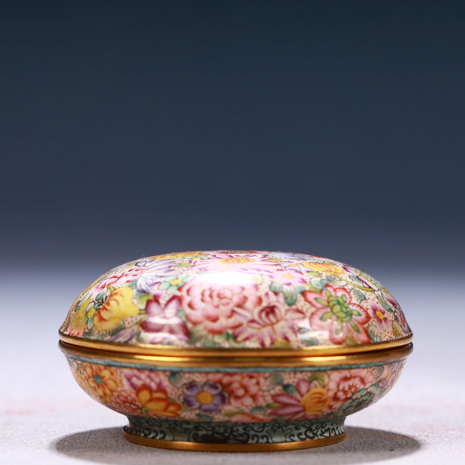 An Exquisite Painted Enamel Flower Pattern Cover Box - 2