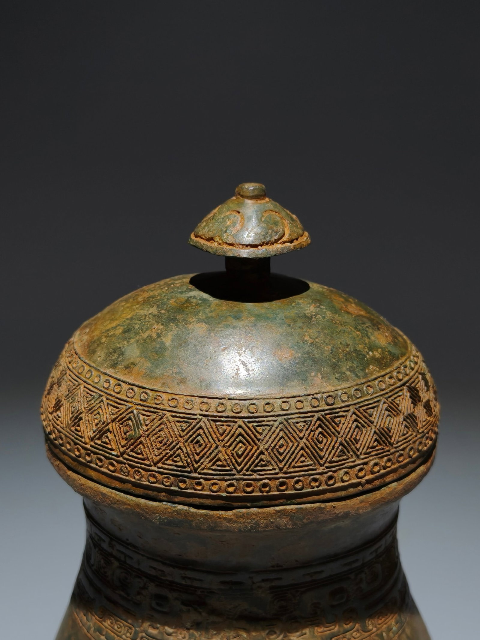 An Archaic Bronze Beast-Face Pattern Cover Jar - 2