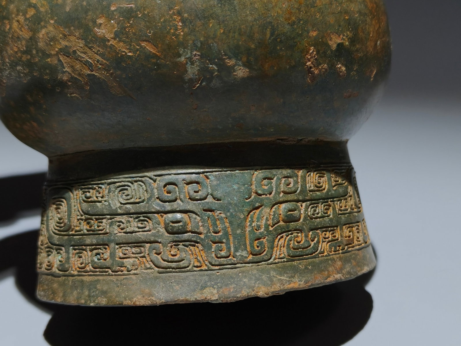 An Archaic Bronze Beast-Face Pattern Cover Jar - 3