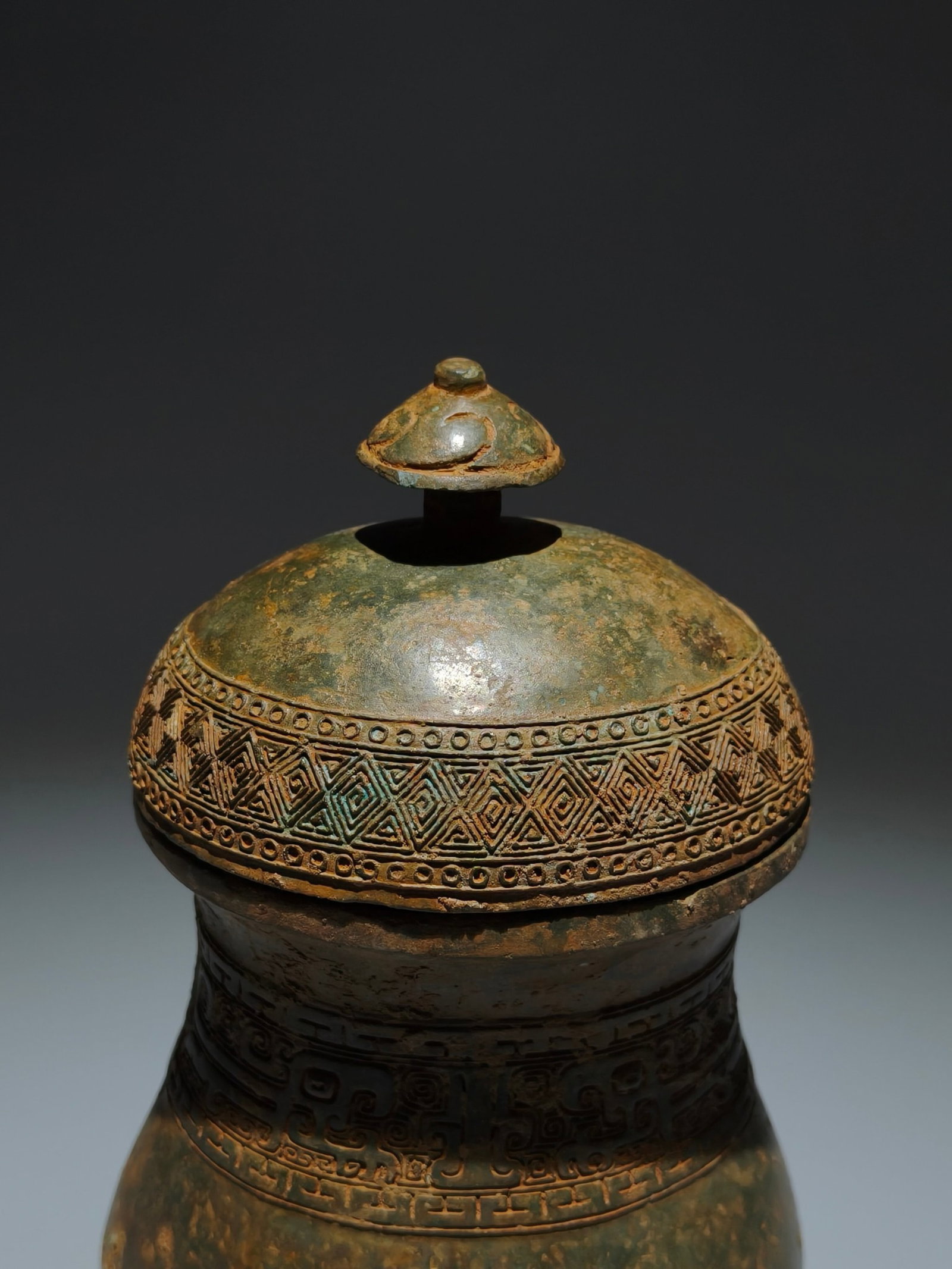 An Archaic Bronze Beast-Face Pattern Cover Jar - 6