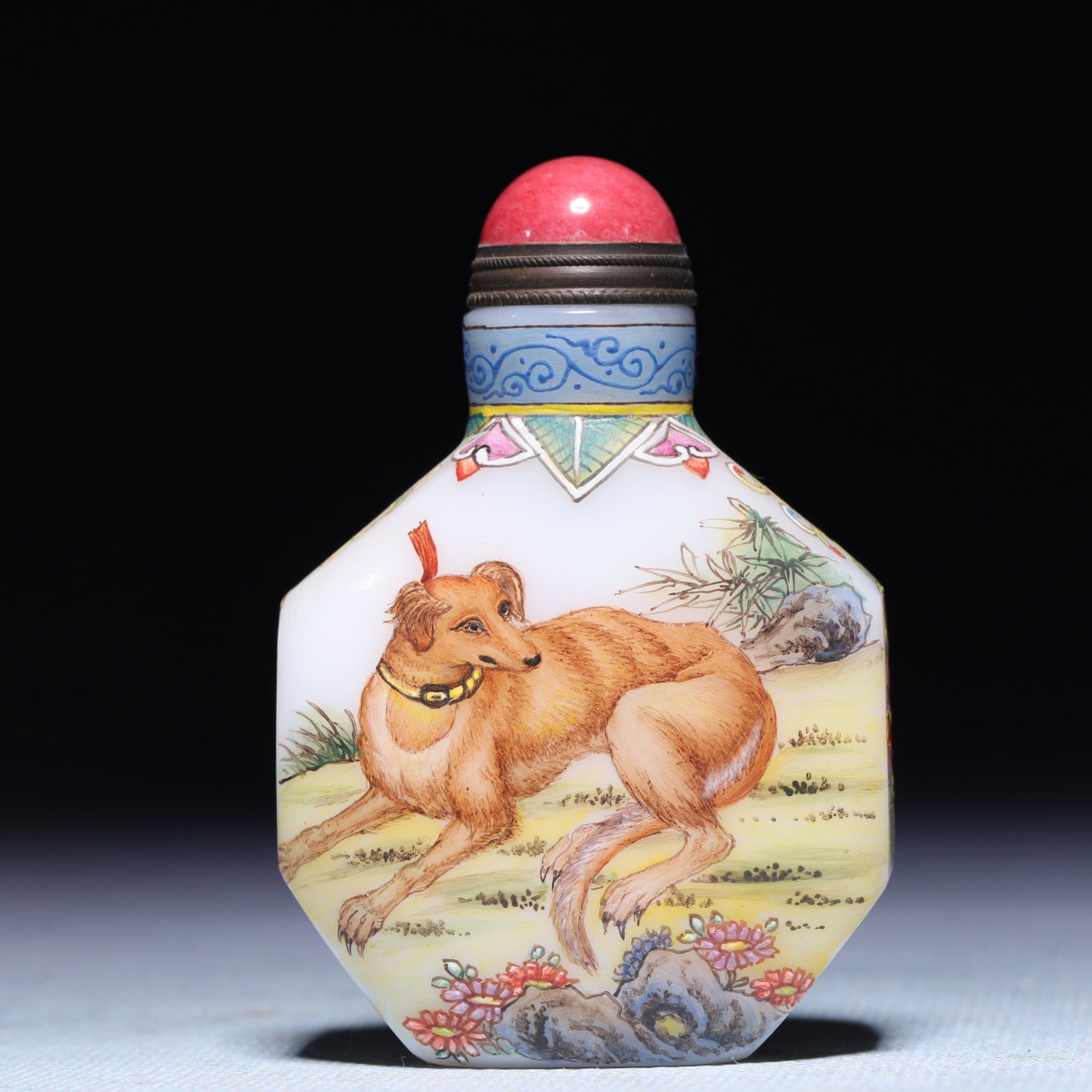 An Exquisite Glass Dog Pattern Snuff Bottle (1 of 8)