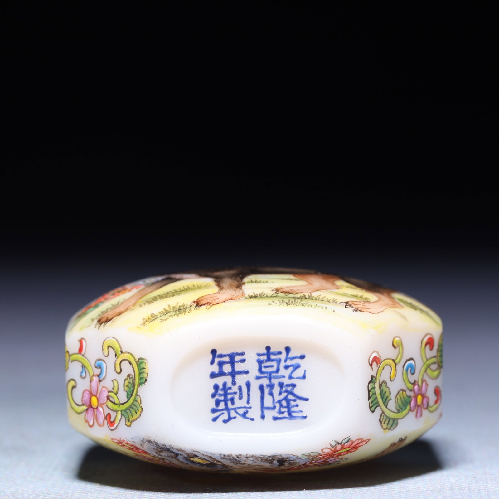 An Exquisite Glass Dog Pattern Snuff Bottle - 8