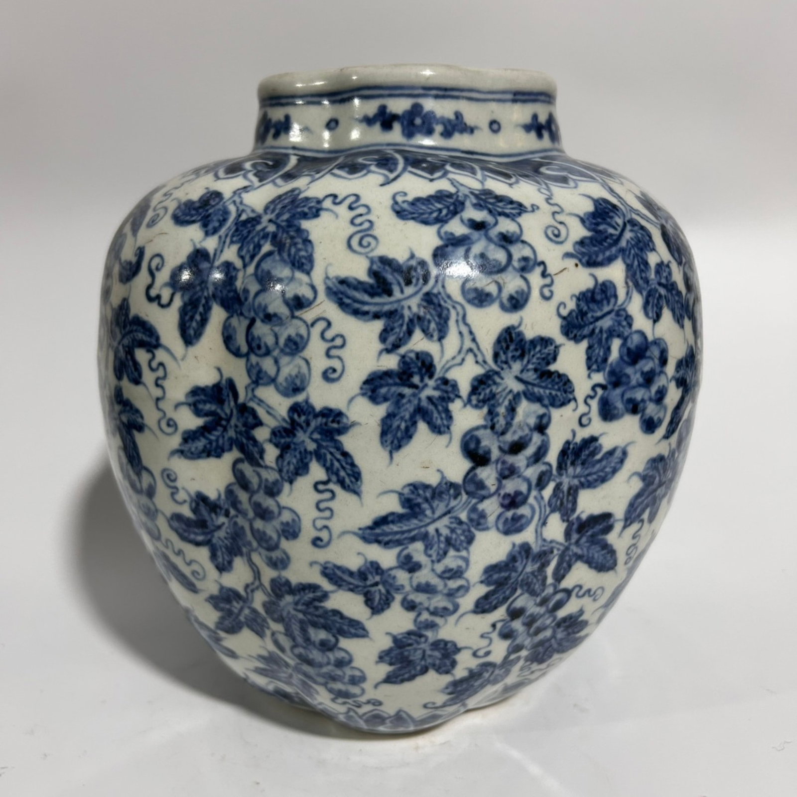 An Exquisite Blue and White Grapes Pattern Jar: An Exquisite Blue and White Grapes Pattern Jar,Ming Dynasty,China,Xuande Six-character Mark,Size:6.5inx9.1in 青花葡萄纹罐,中国明代,宣&