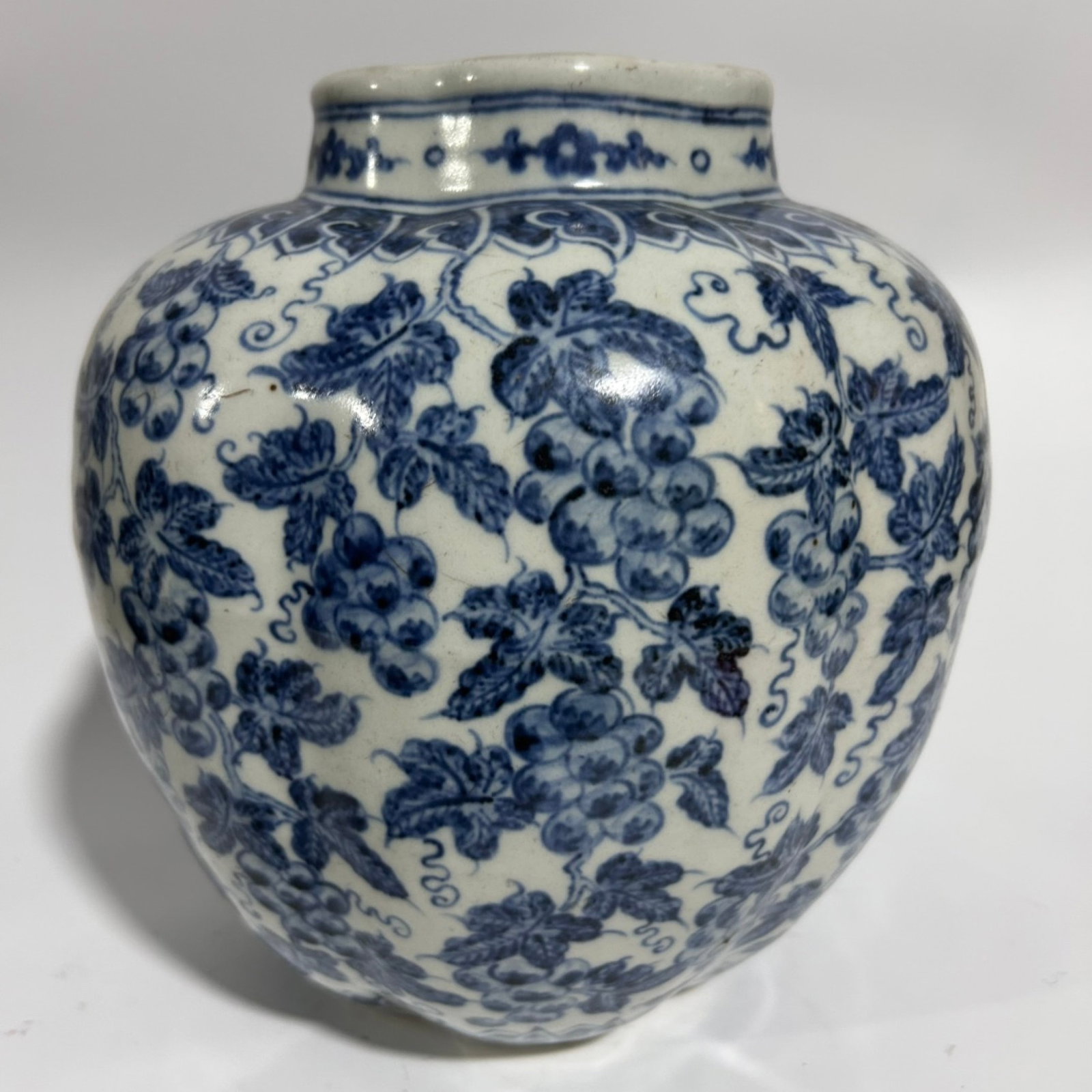 An Exquisite Blue and White Grapes Pattern Jar - 2