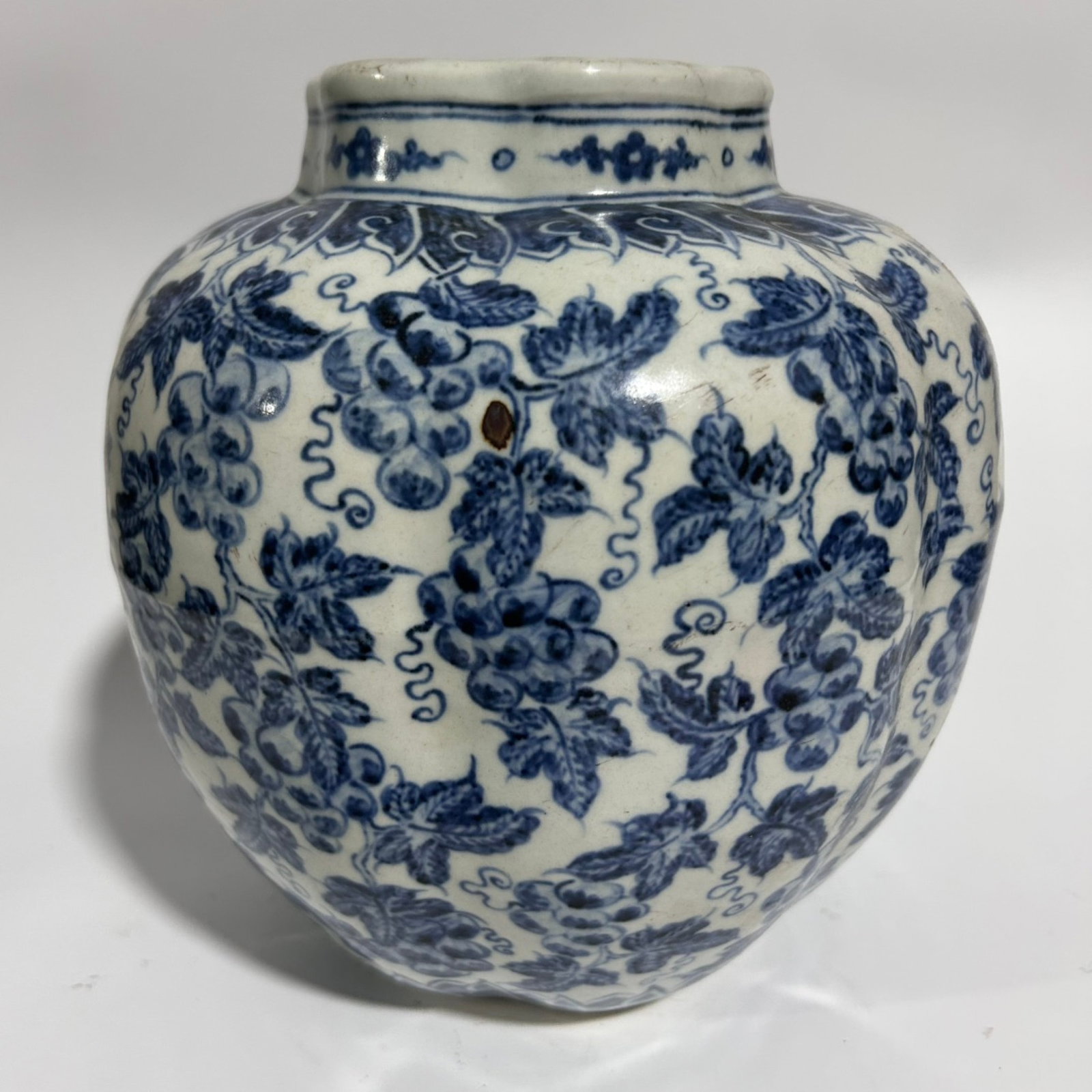 An Exquisite Blue and White Grapes Pattern Jar - 3