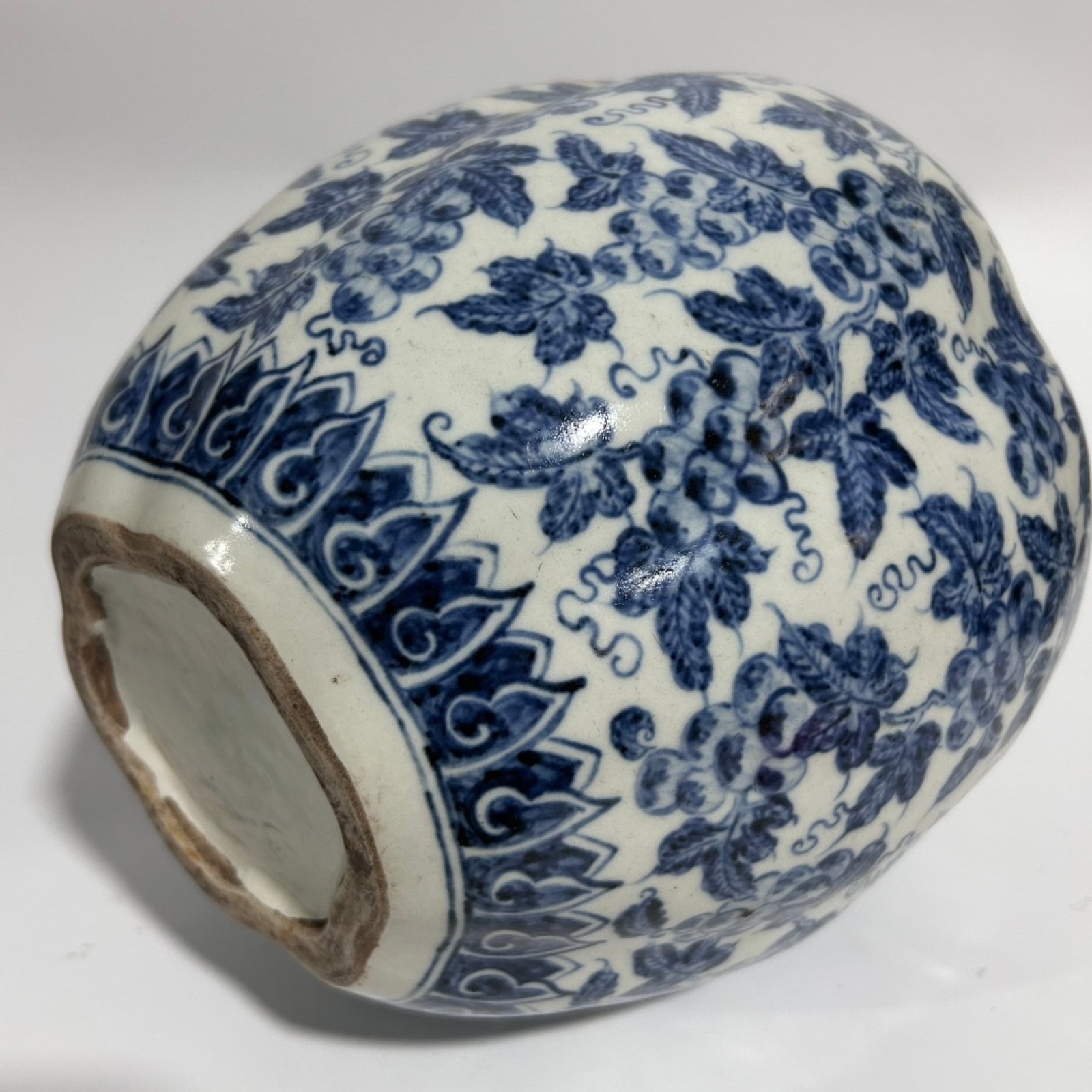An Exquisite Blue and White Grapes Pattern Jar - 6