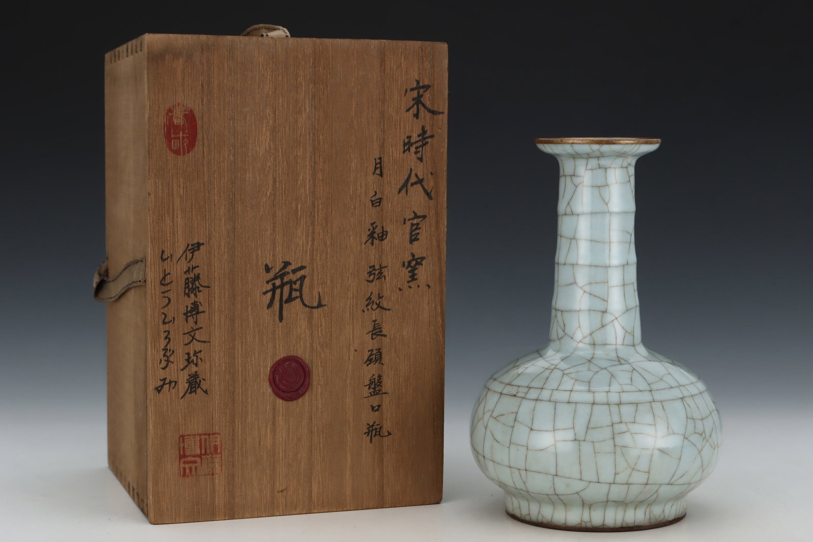 An Exquisite Guan yao White Glazed Cover with Gold Vase,with an Imperial Poem by Emperor Qianlong: An Exquisite Guan yao White Glazed Cover with Gold Vase,with an Imperial Poem by Emperor Qianlong,Song Dynasty,China,Size:8.9inx5.8in 官窑白釉金口瓶,带&