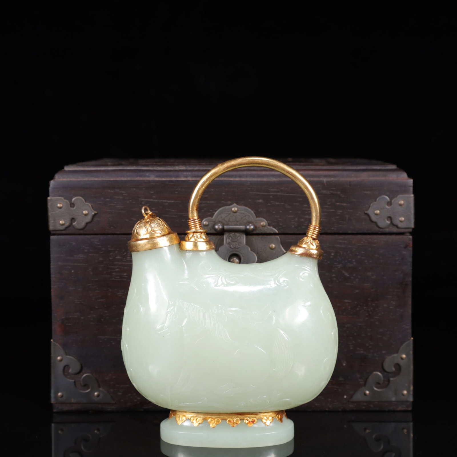 An Exquisite White Jade Cover with Gold Horse Pattern Ewer: An Exquisite White Jade Cover with Gold Horse Pattern Ewer,Qing Dynasty,China,Qianlong Four-character Mark,Size:(Vase)3.9inx2inx5.1in,(Box)7.5inx5.1in,Weight:300g 白玉包金Ƌ
