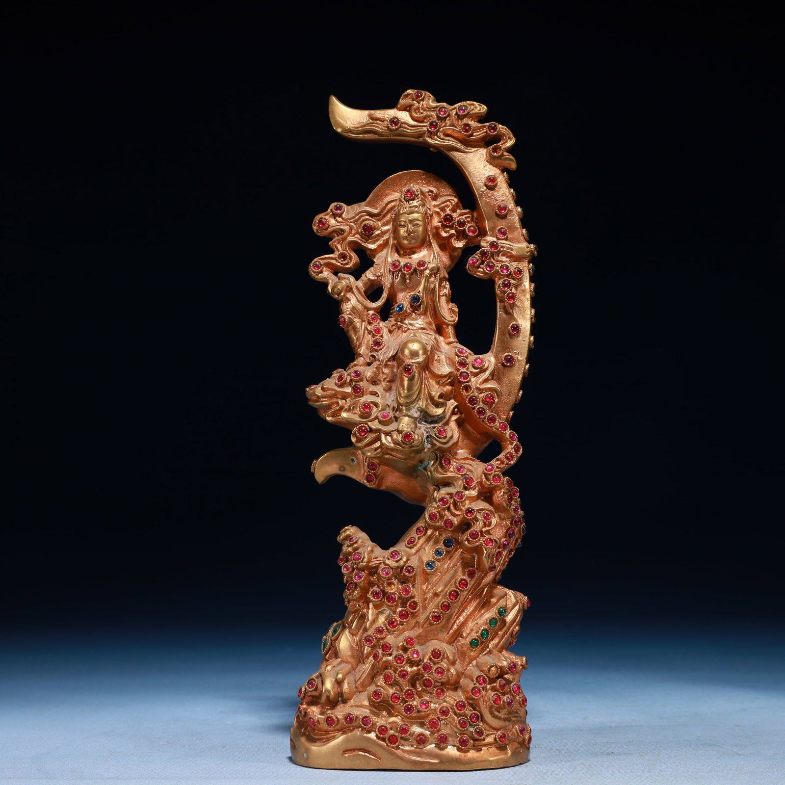 An Exquisite Gilt Bronze Statue of Avalokitesvara,Inlaid Gems: An Exquisite Gilt Bronze Statue of Avalokitesvara,Inlaid Gems,Qing Dynasty,China,Qianlong Four-character Mark,Size:3.5inx1.8inx9.8in,Weight:1650g 铜鎏金观音像,î