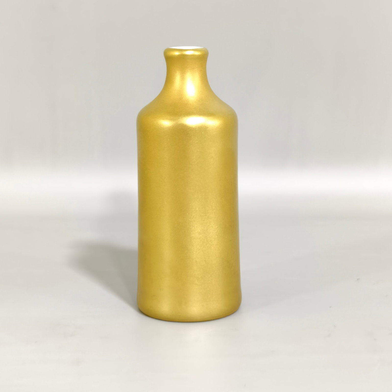 An Exquisite Gold Ground Snuff Bottle: An Exquisite Gold Ground Snuff Bottle,Qing Dynasty,China,Qianlong Six-character Mark,Size:3.5inx1.4in 金地鼻烟壶,中国清代,乾隆六
