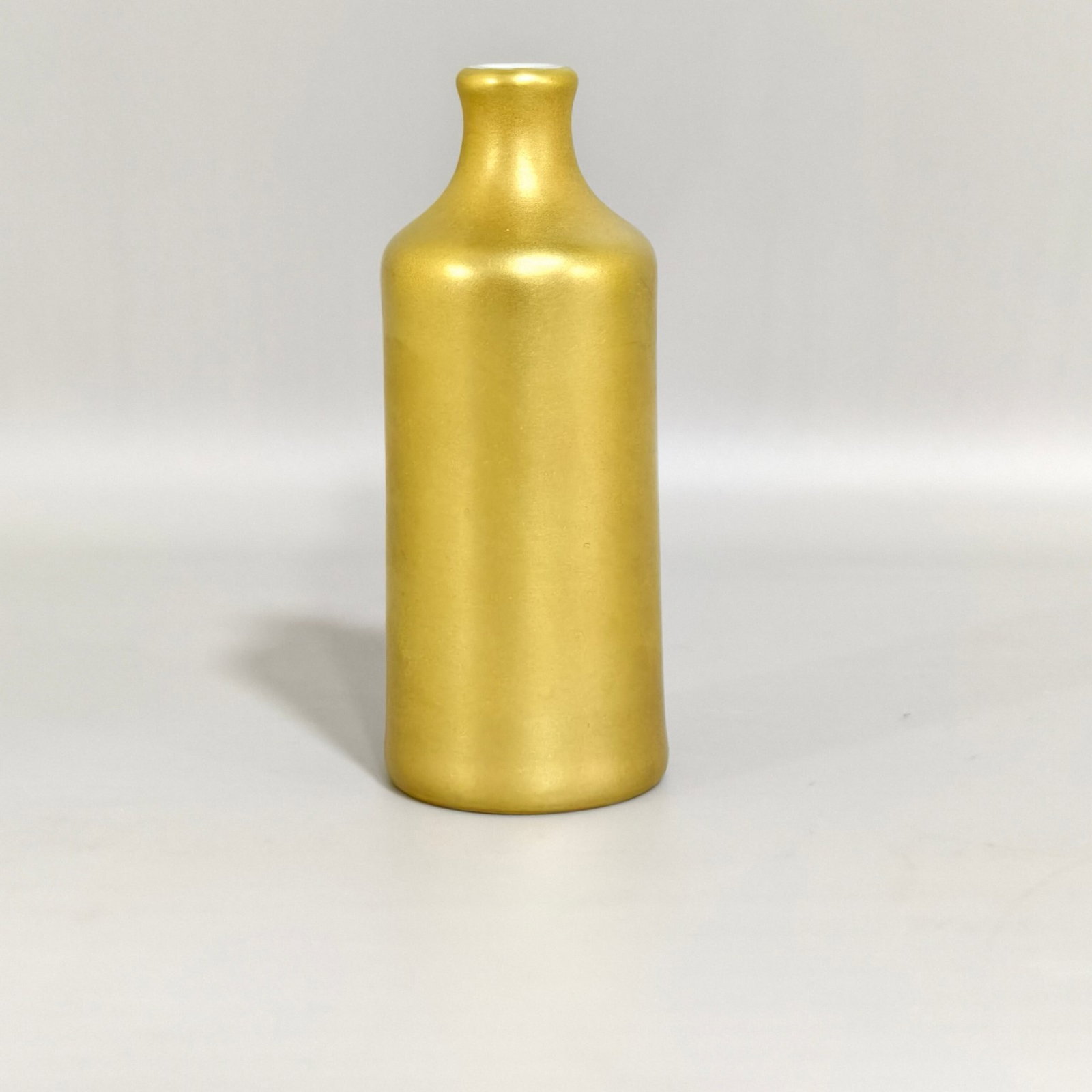 An Exquisite Gold Ground Snuff Bottle - 2