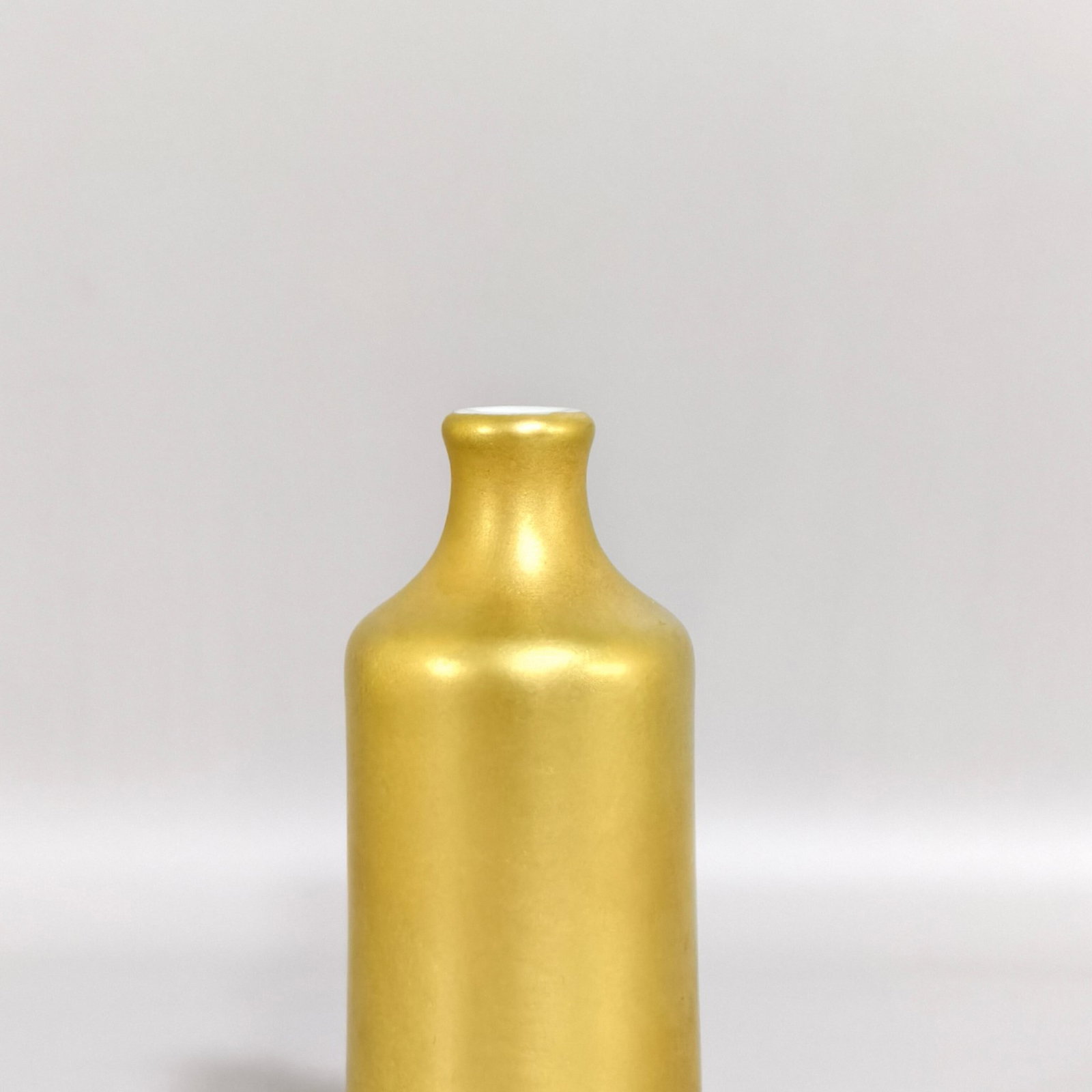 An Exquisite Gold Ground Snuff Bottle - 5