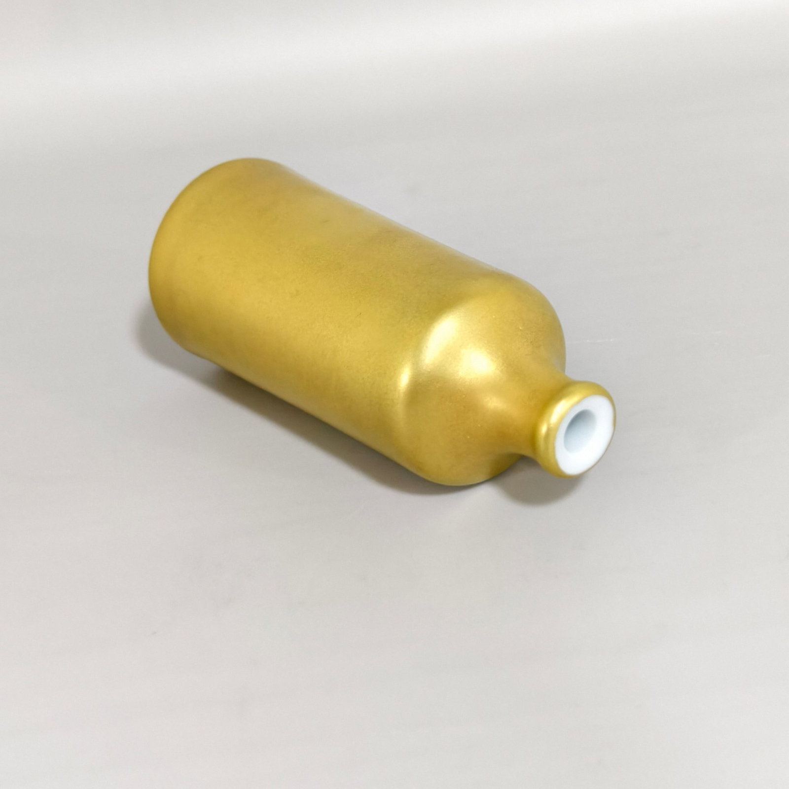An Exquisite Gold Ground Snuff Bottle - 7