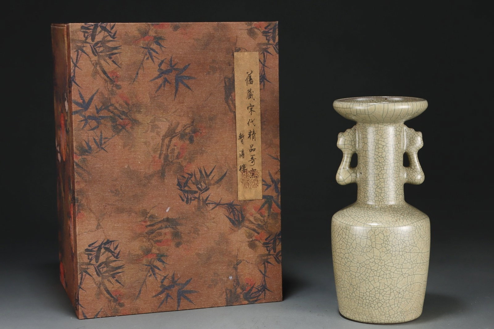 An Exquisite Ge yao Phoenix-Ears Vase: An Exquisite Ge yao Phoenix-Ears Vase,Song Dynasty,China,Royal Court 款,Size:9.6inx4.5in 哥窑凤耳瓶,中国宋代,宫廷款