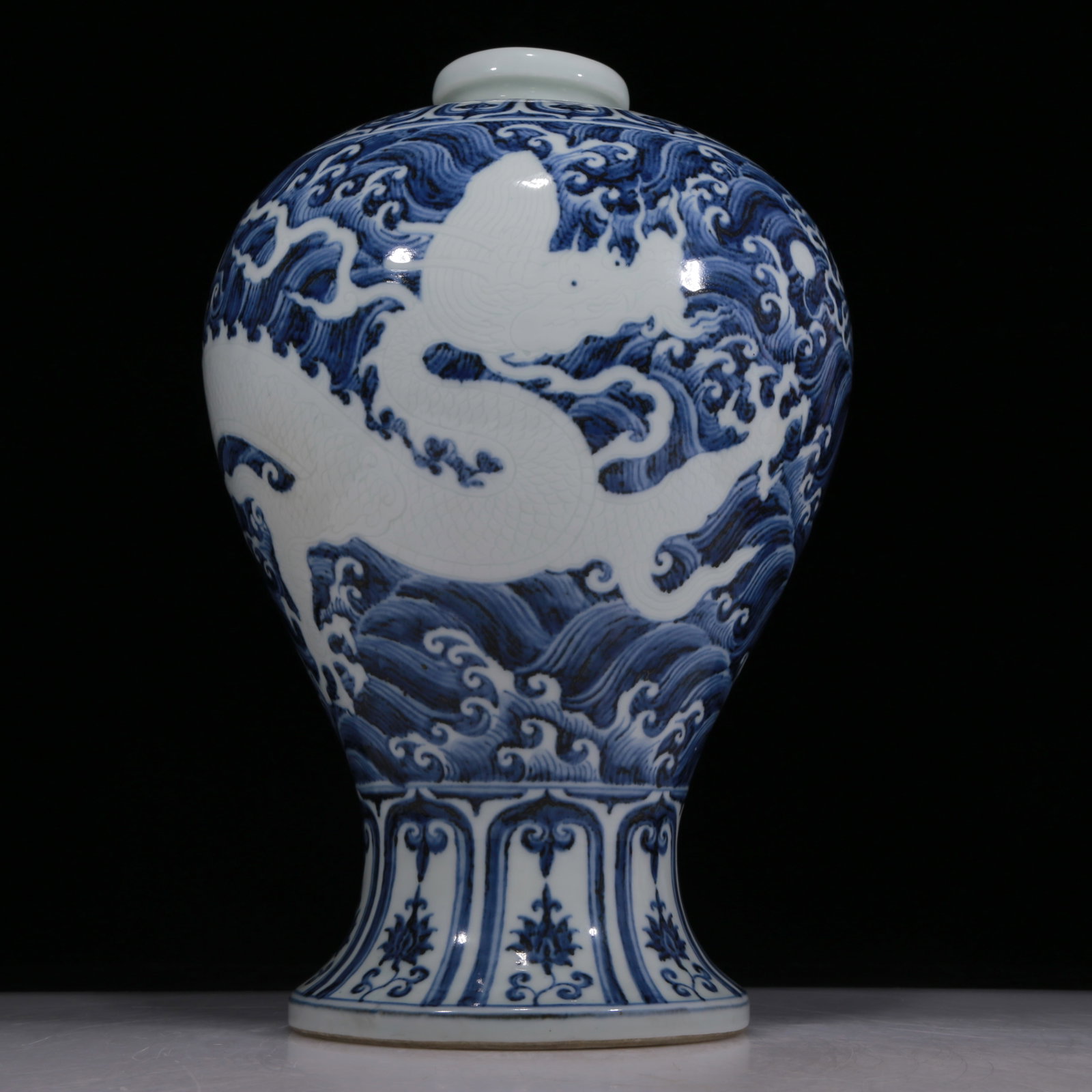 A Gorgeous Blue And White 'Dragon& Ocean' Vase: A Gorgeous Blue And White 'Dragon& Ocean' Vase. Chinese Ming Dynasty. Size:9.4inx16.5in. Weight:6456g. 明代 青花海水龙纹瓶