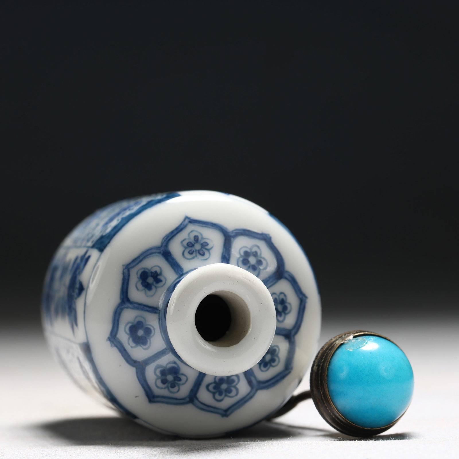 An Exquisite Enamel Flower Pattern Porcelain Snuff Bottle - 5