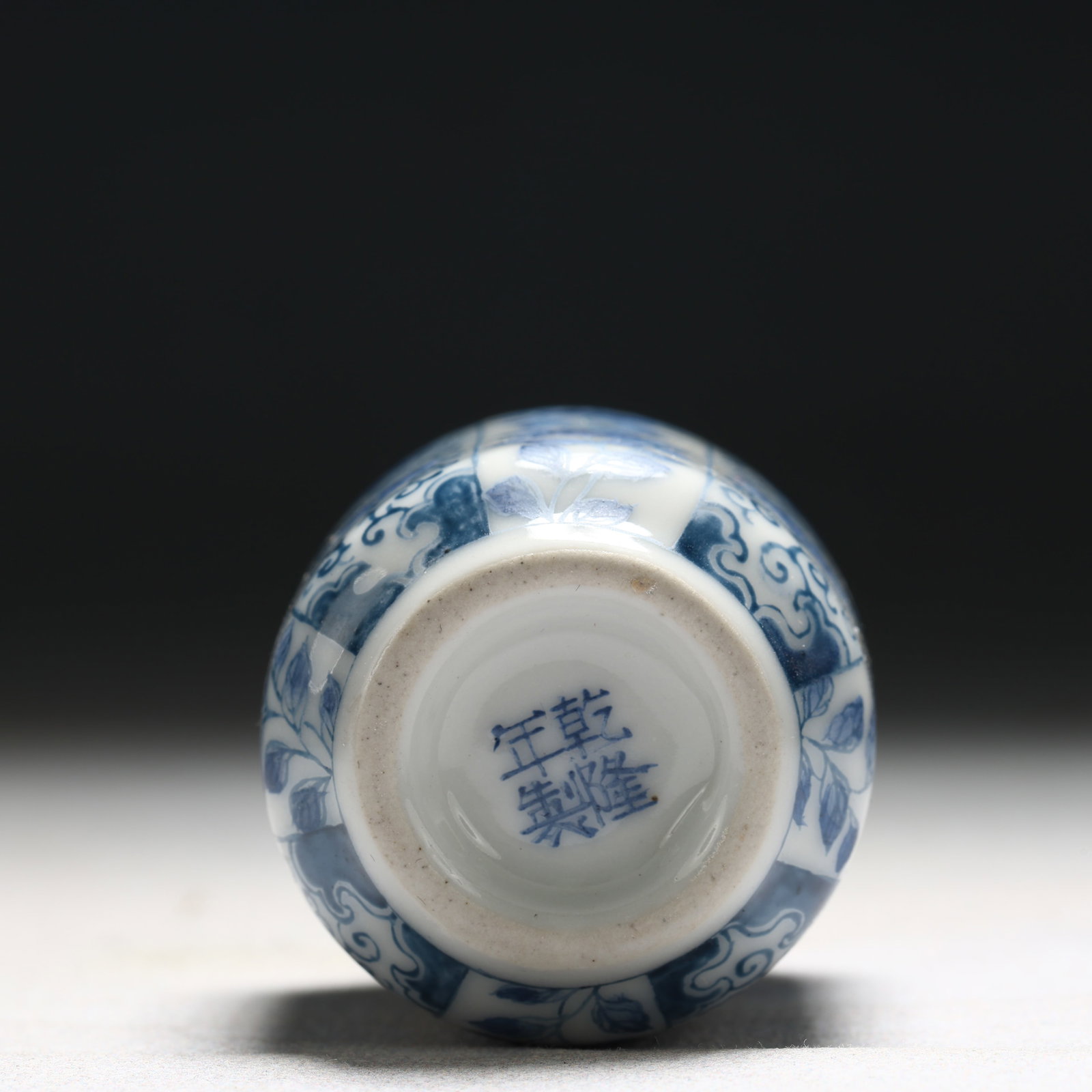 An Exquisite Enamel Flower Pattern Porcelain Snuff Bottle - 6