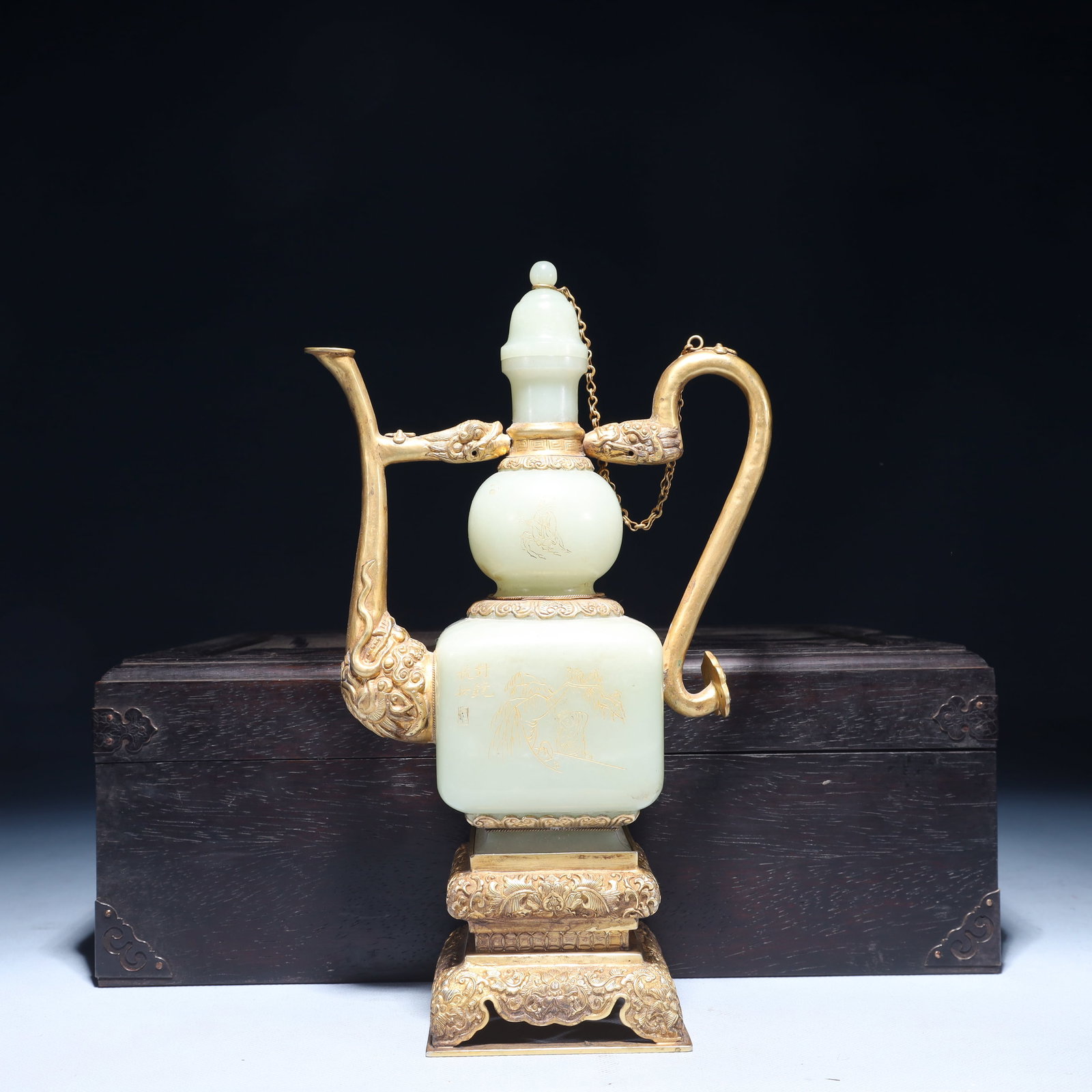 An Exquisite White Jade Cover with Gold Dragon Pattern Ewer: An Exquisite White Jade Cover with Gold Dragon Pattern Ewer, Qing Dynasty,China, Qianlong Four-character Mark, Size:6.7inx3.5inx10.6in,(Box)13.8inx10.2inx4.7in,Weight:900g 白玉包%