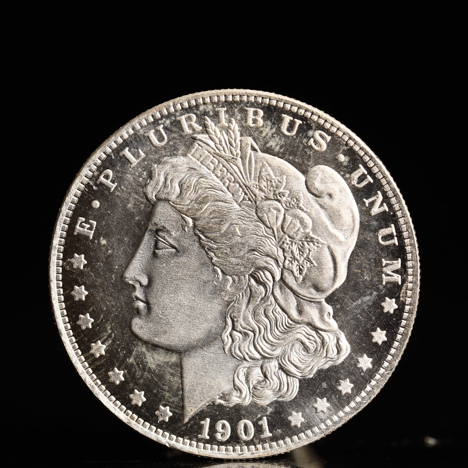USA Morgan Dollar 1901 Coin: Obv: profile bust with date below and E PLURIBUS UNUM legend and stars around. Rev: eagle with In God we trust above within wreath with UNITED STATES OF AMERICA ONE DOLLAR legend. IN GOD WE TRUST / LI