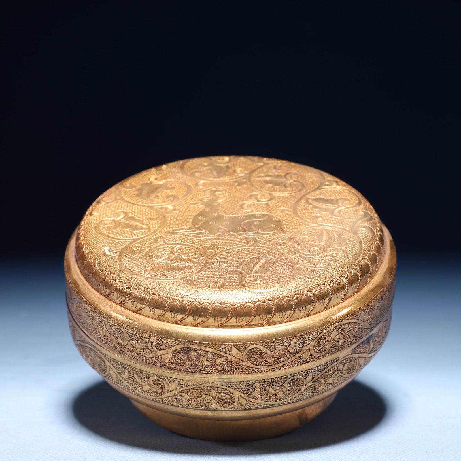 An Exquisite Gilt Bronze Deer Pattern Box: An Exquisite Gilt Bronze Deer Pattern Box,Tang Dynasty,China,With Mark,Size:4.7inx2.8in,Weight:500g 铜鎏金鹿纹盒,中国唐代,带款